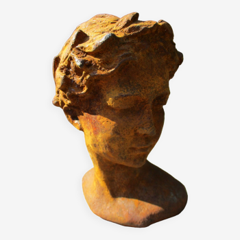 Sculpture en fonte d'une femme.