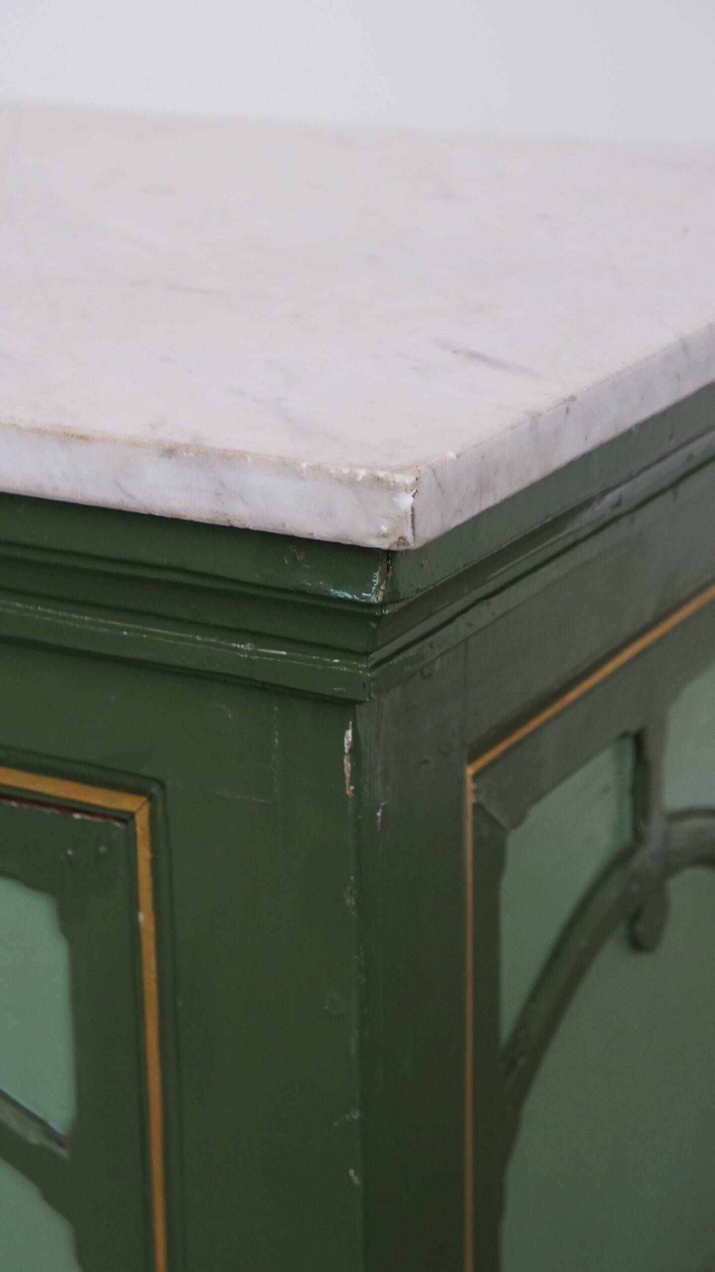 Buffet/comptoir/table d'appoint ancien unique, de couleur verte, datant de la fin du XIXe/début du XXe siècle, avec un plateau en marbre.