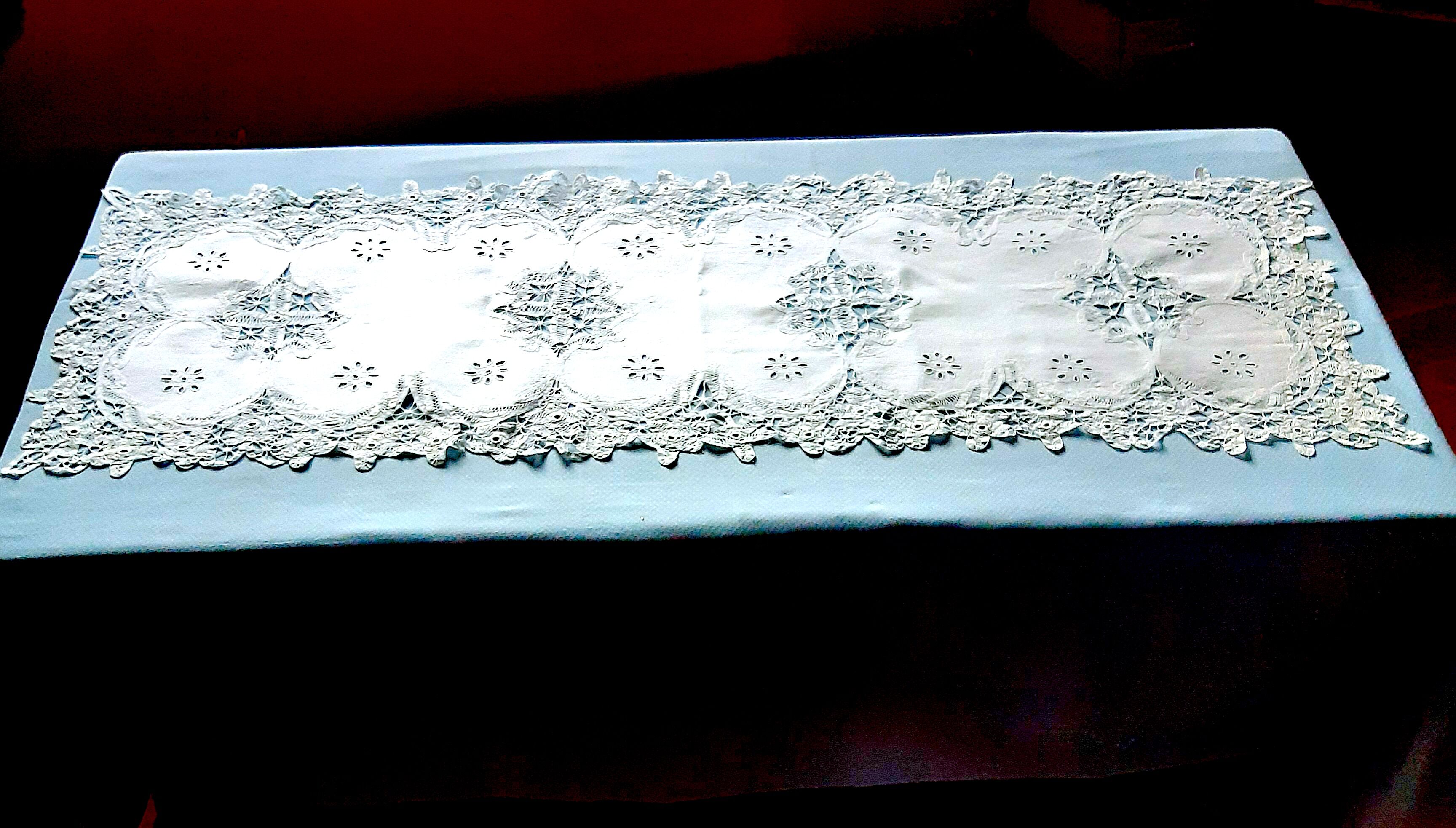 Long centerpiece in luxury lace