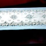 Long centerpiece in luxury lace