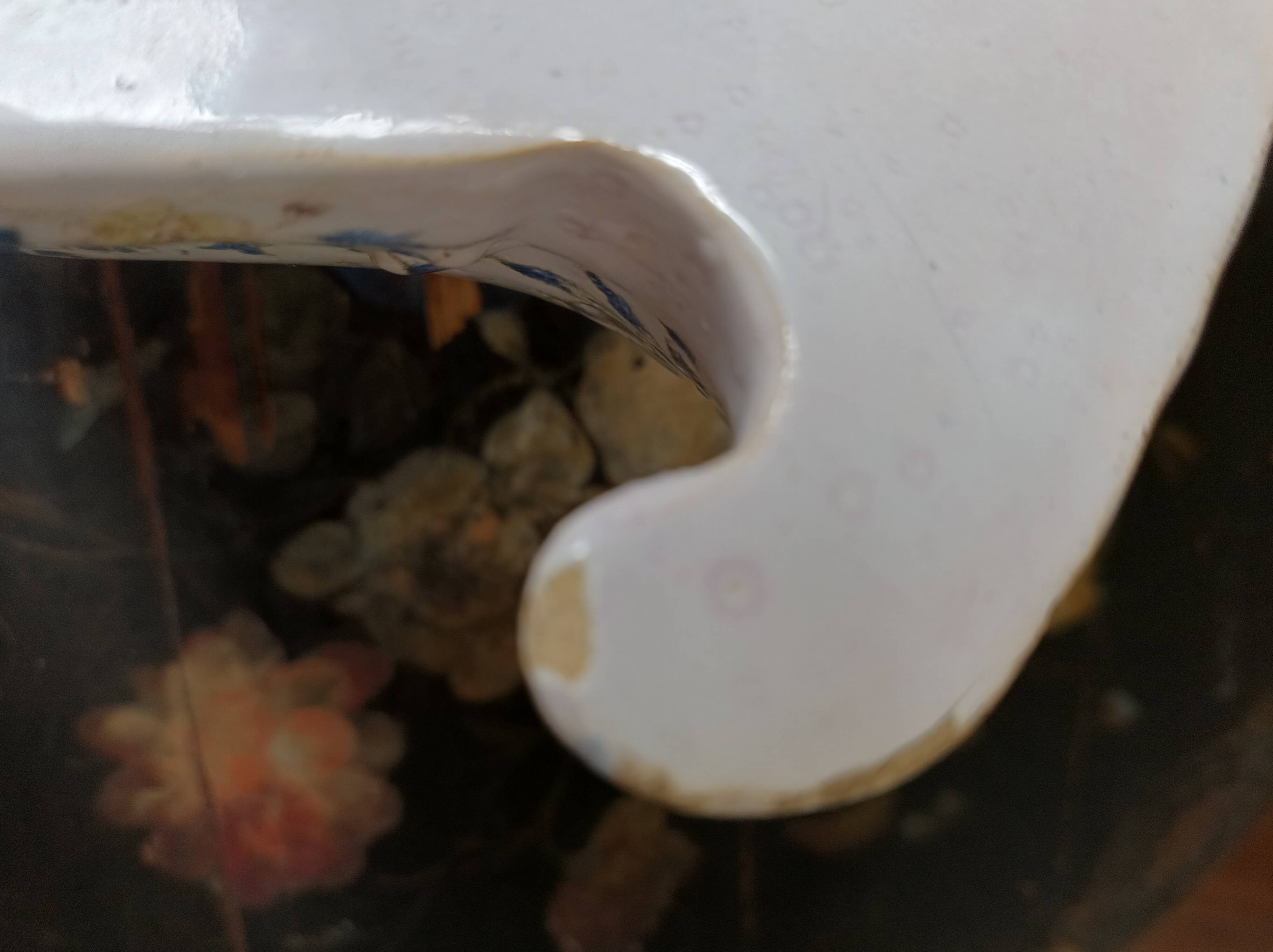 Small planter in Moustier/Rouen style from the 18th century.