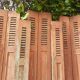 Volets anciens persiennes en parties hautes panneaux pliants bois massif