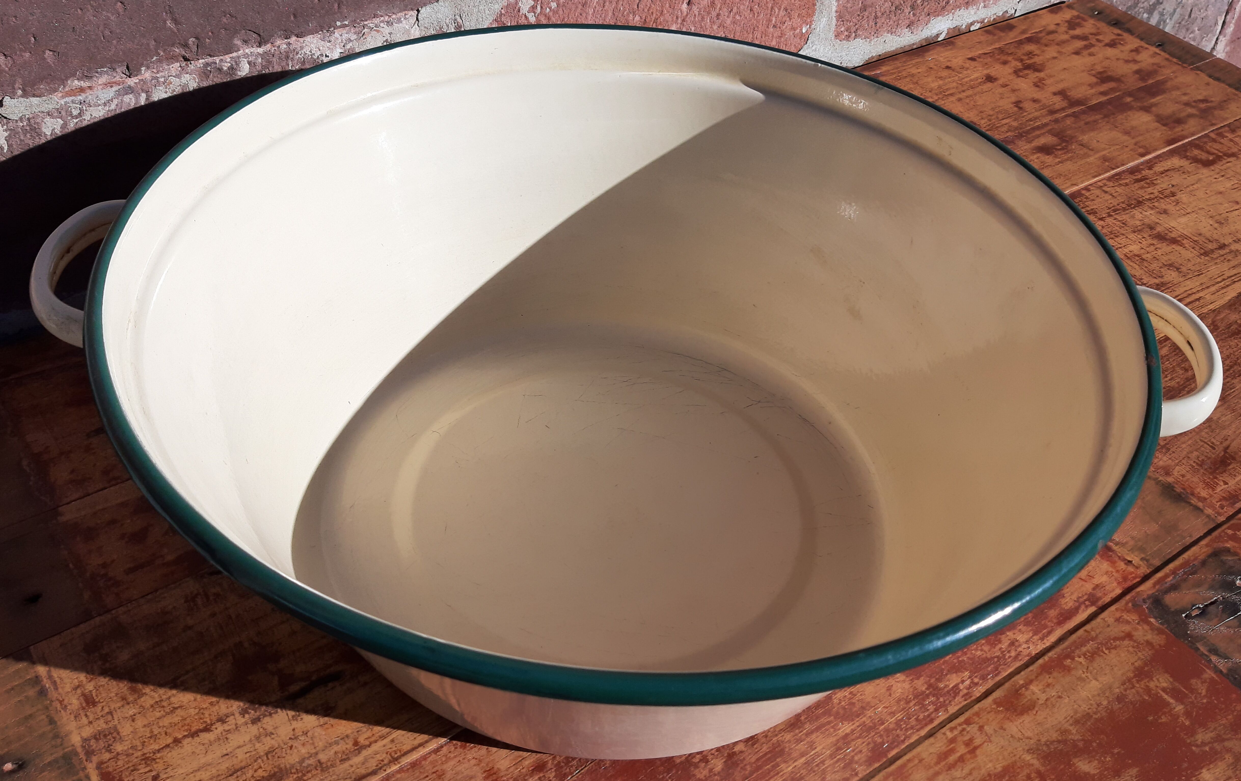 Enamelled sheet metal basin