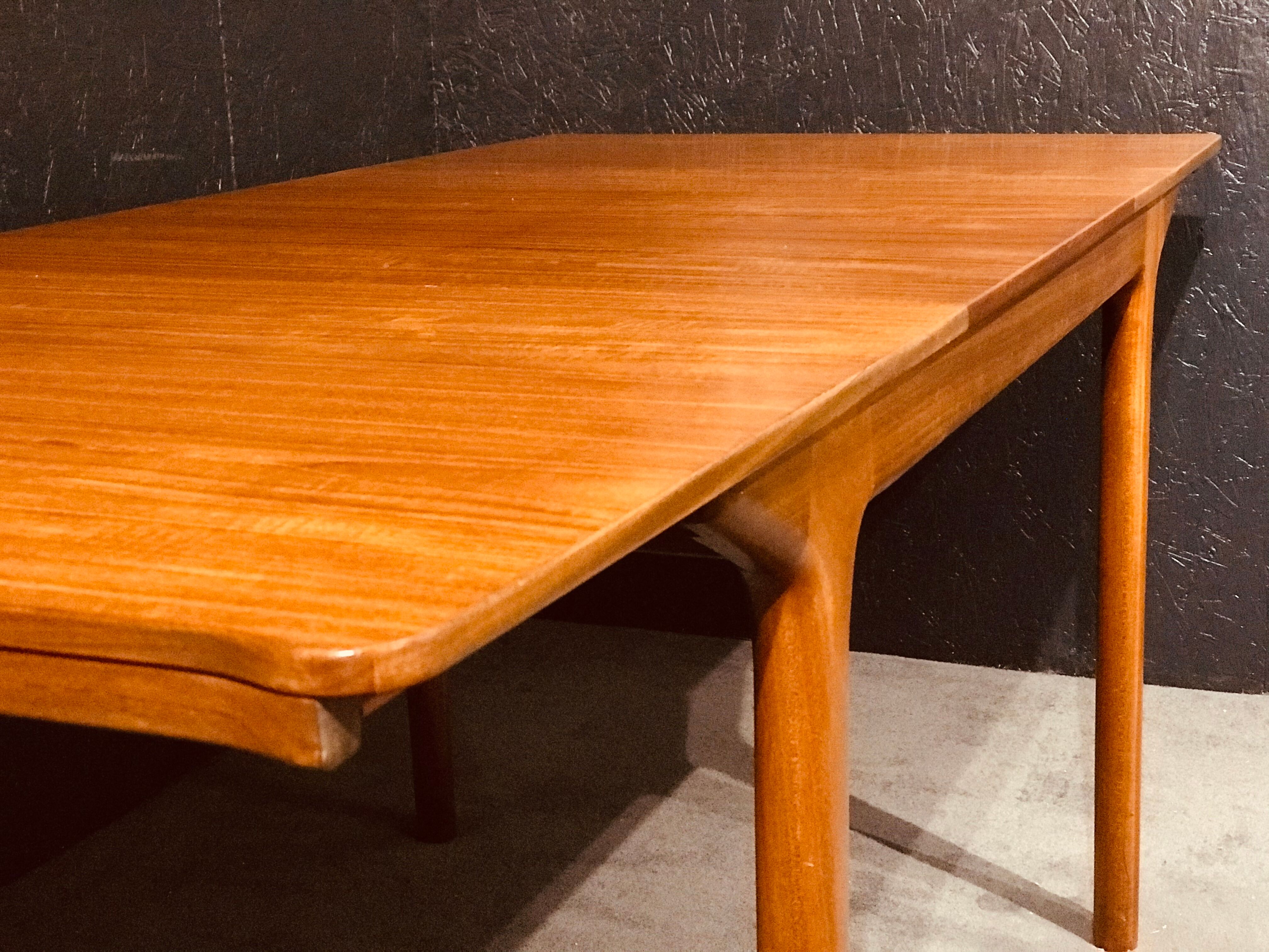 McIntosh extending table designed by Tom Robertson