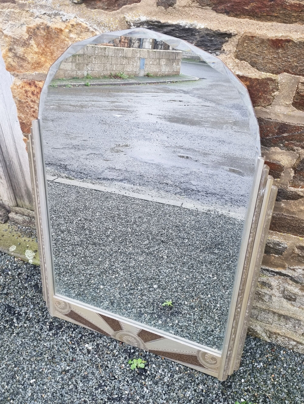 Miroir à suspendre des années 30, art déco, en bois ciselé, miroir biseauté