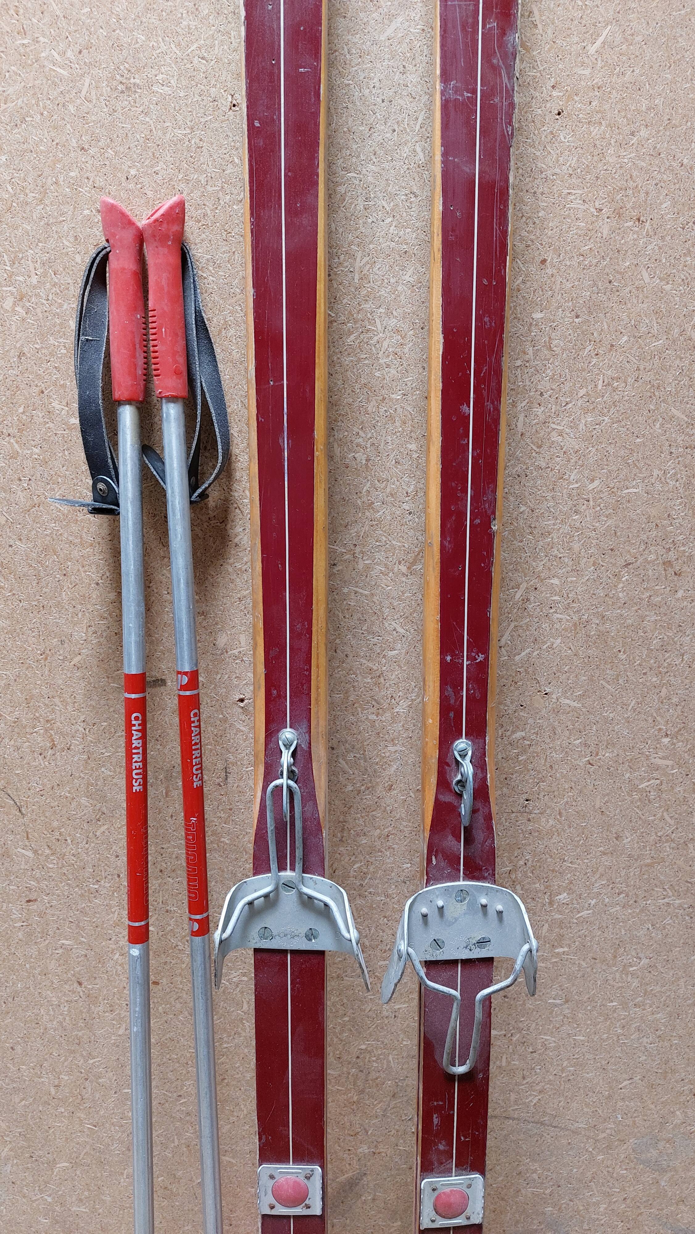 Paire de skis vintage en bois 199 cm couleur Bordeaux avec batons
