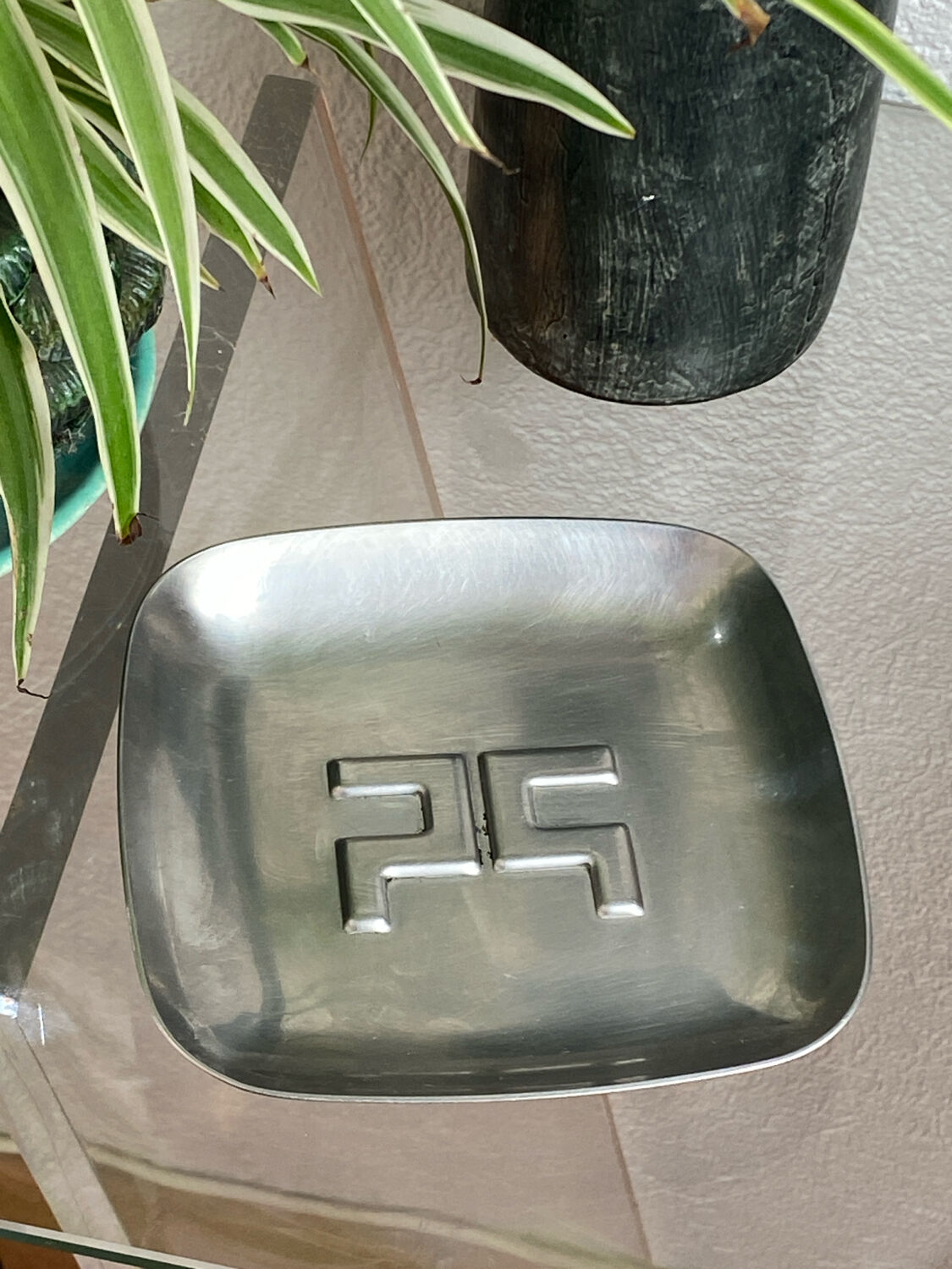 Vide-poche monogrammé en acier, années 70