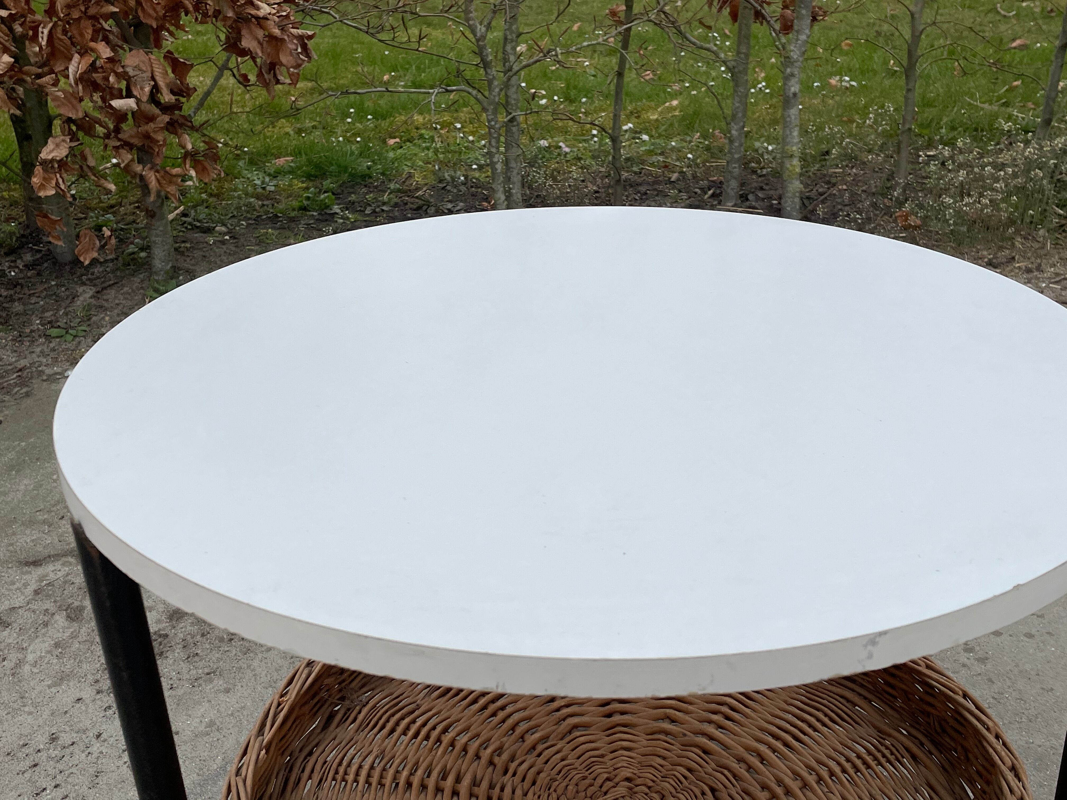 Modèle compact de table basse vintage avec panier de magazine