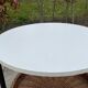 Modèle compact de table basse vintage avec panier de magazine