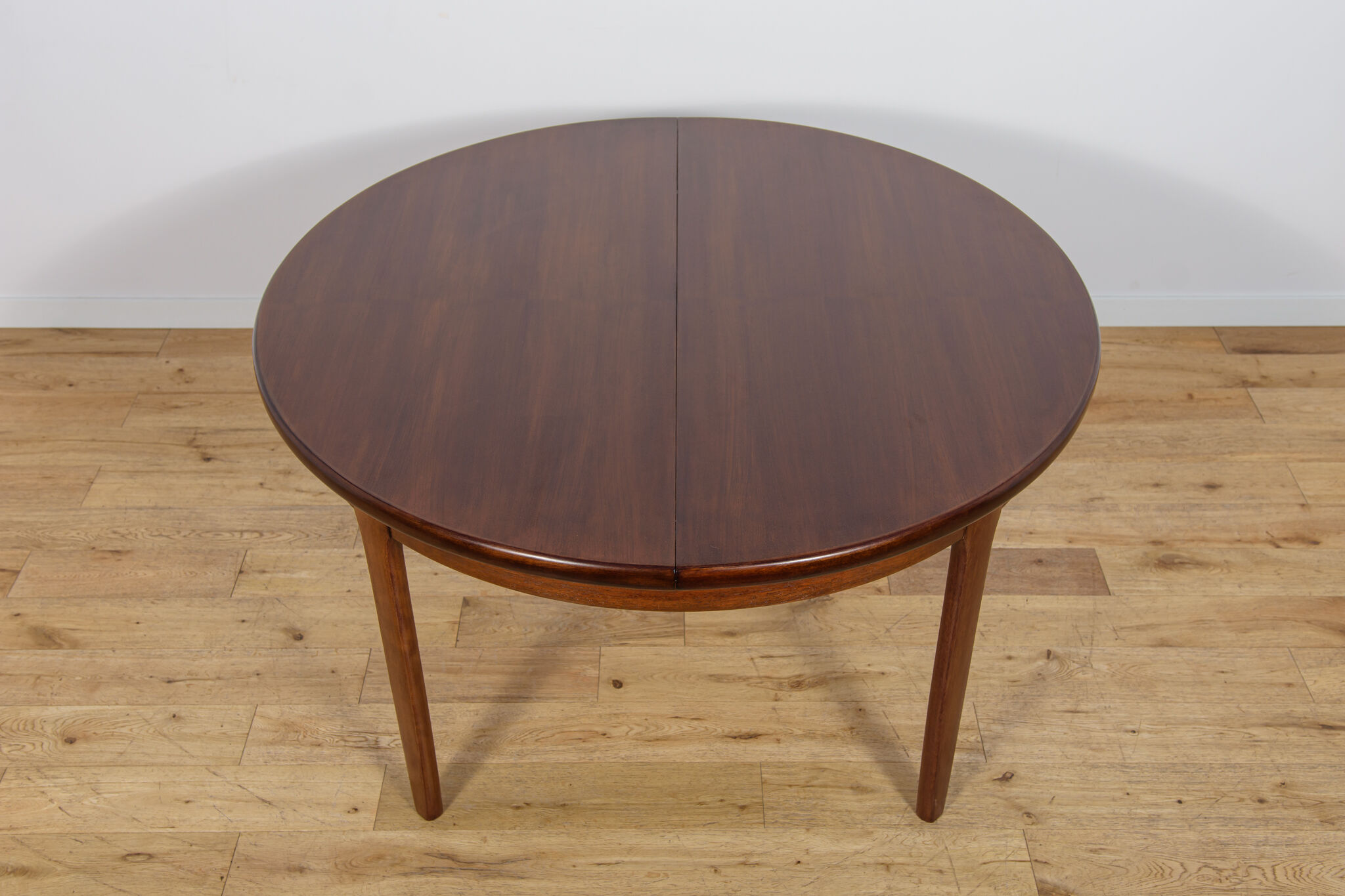 Mid-Century Round Extendable Dining Table, United Kingdom, 1960s.