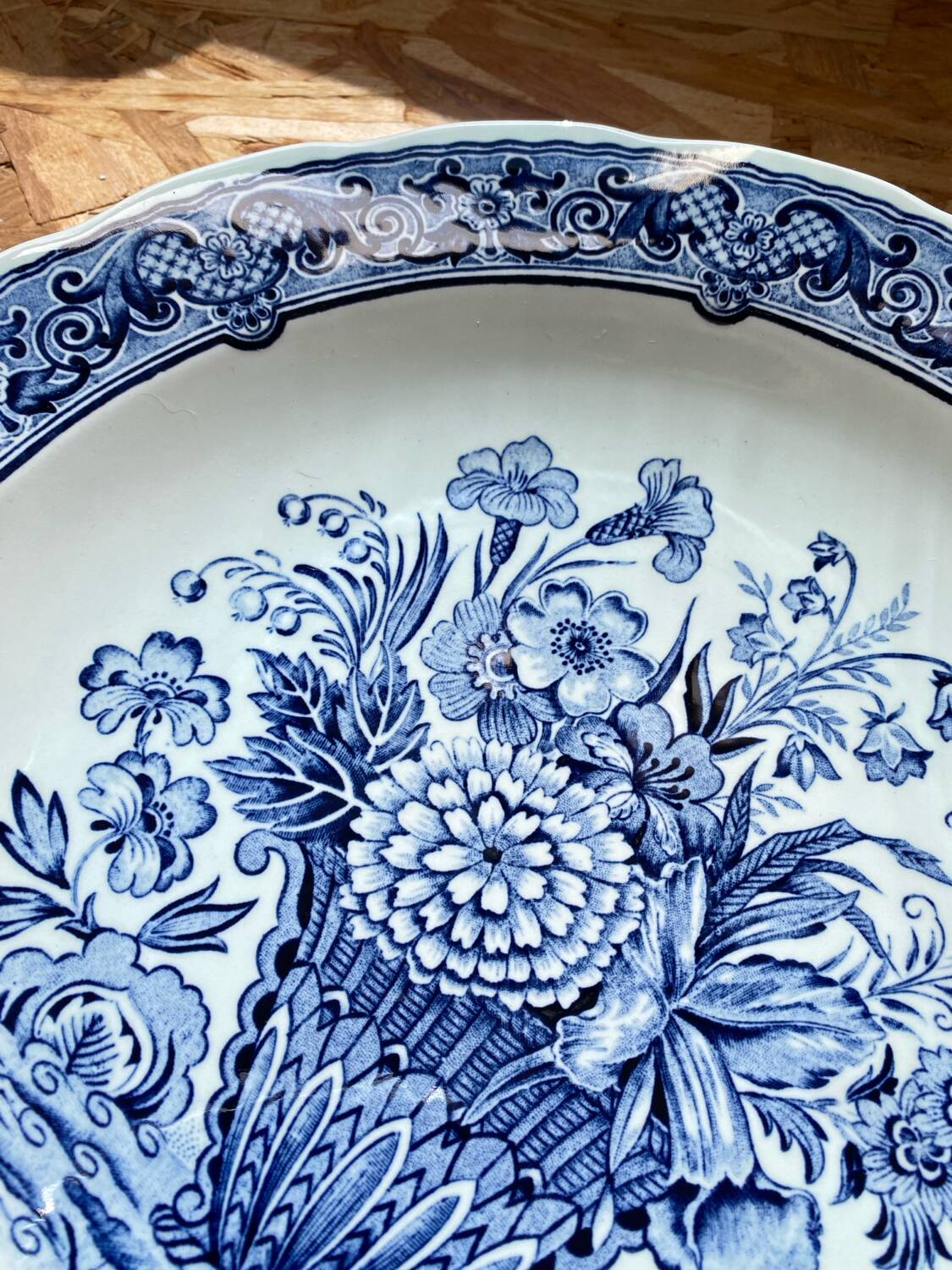 Hand-painted Delft wall plate / dish by Boch