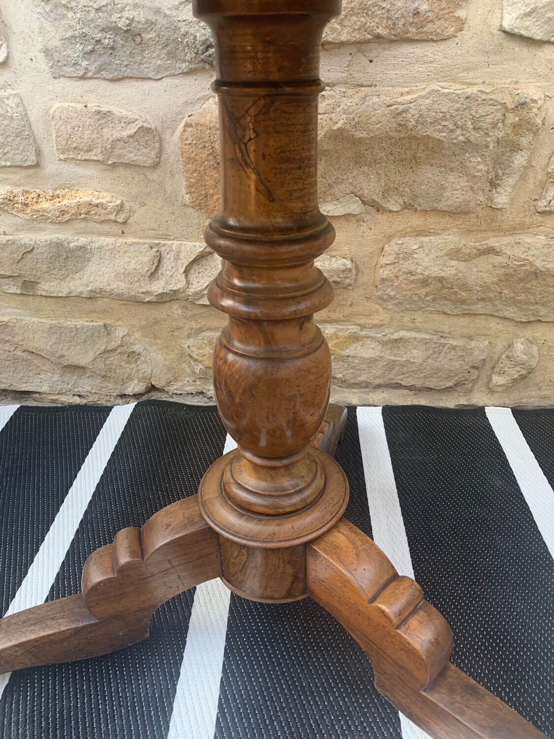 Round table tripod foot