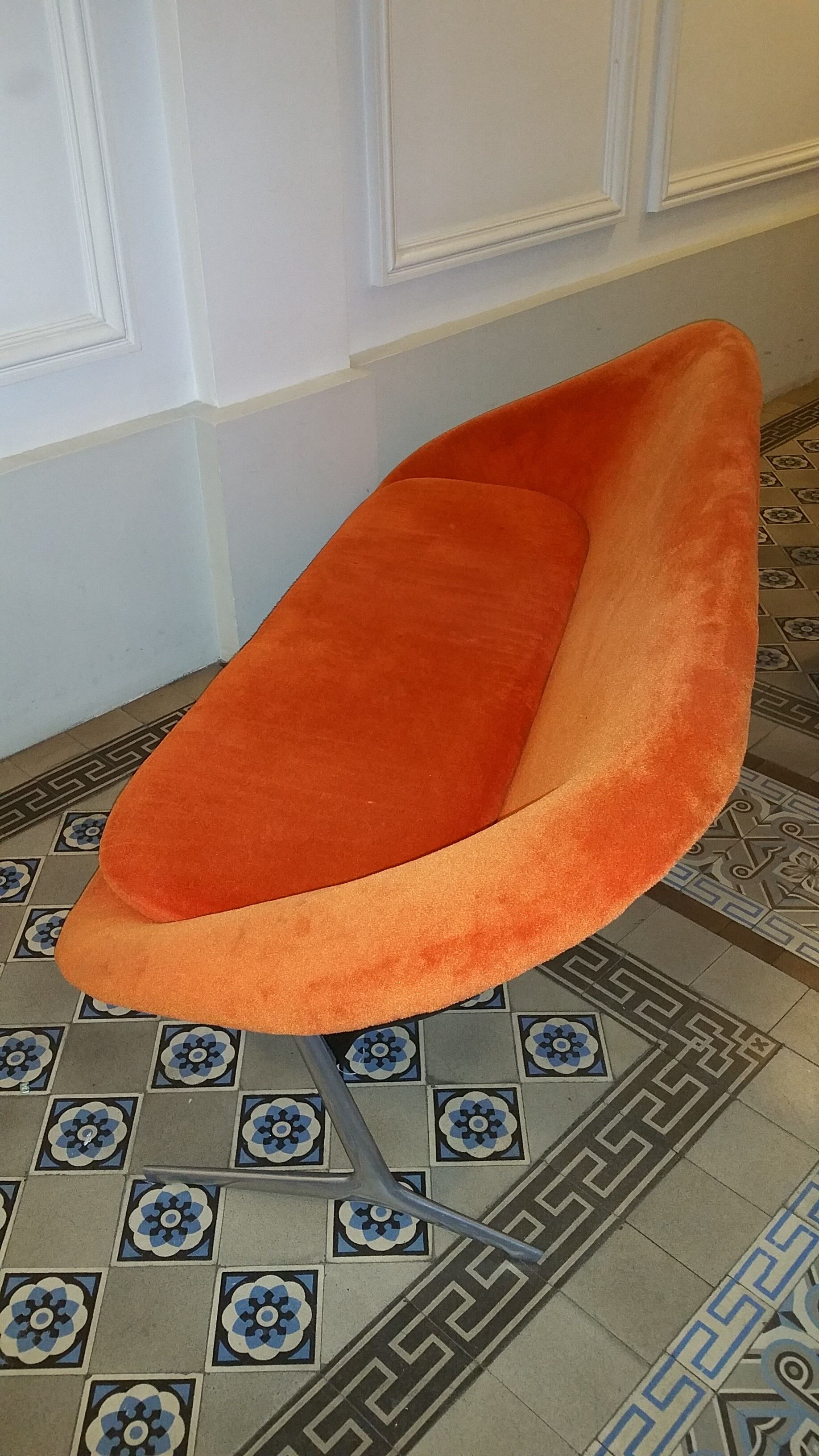 Couch Egg sculptural fibreglass of Walter S. Chenery for Lurashell