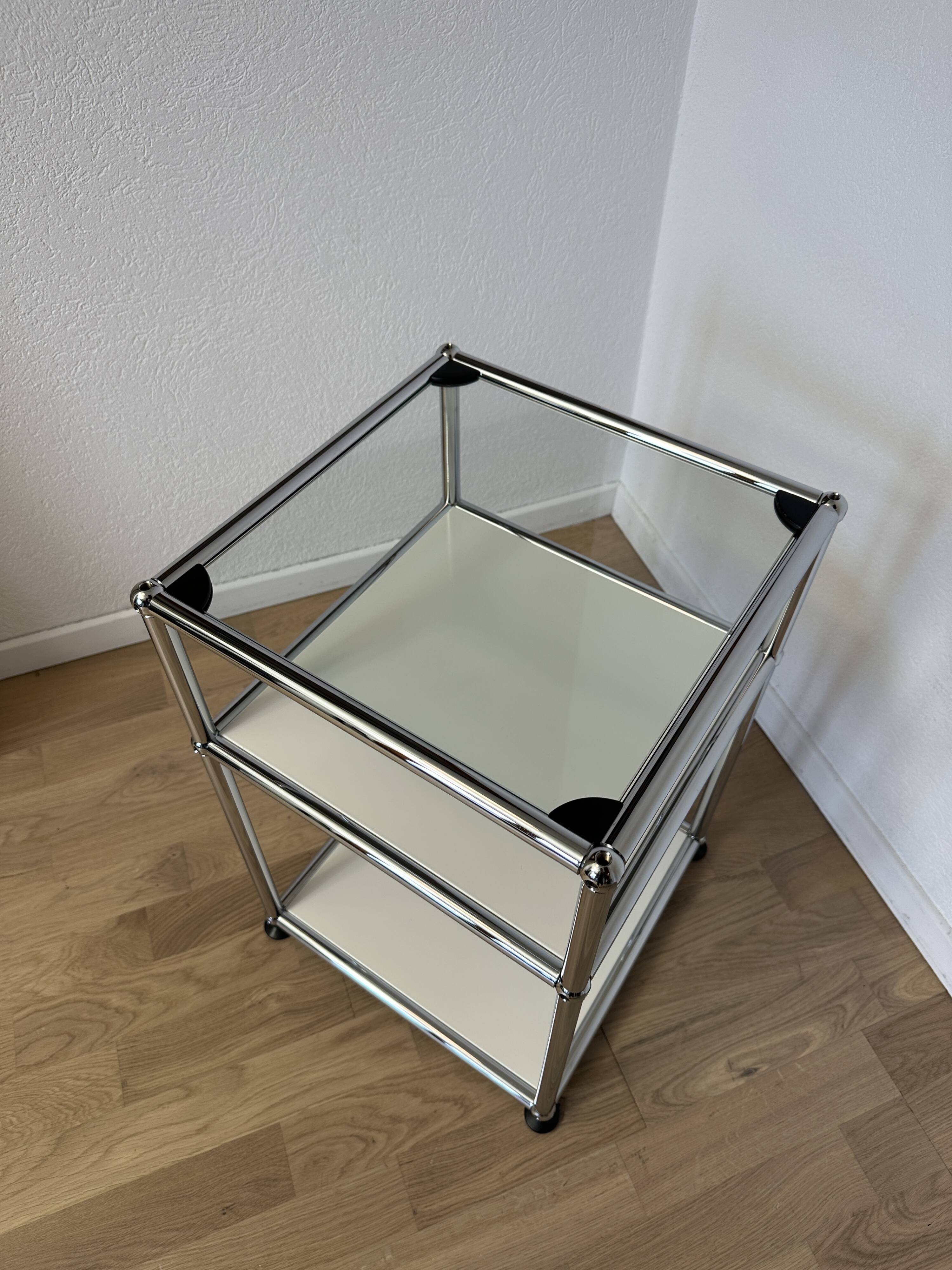 Table d’appoint USM Haller en Blanc Pur et Verre