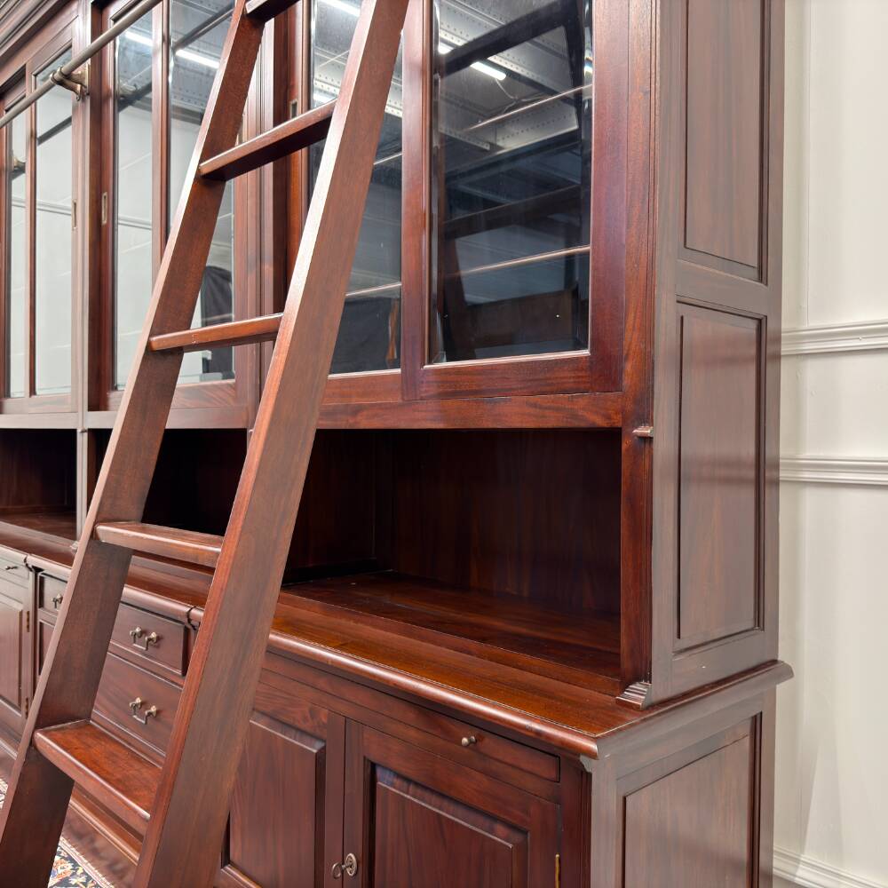 Bibliothèque classique en bois avec vitrine