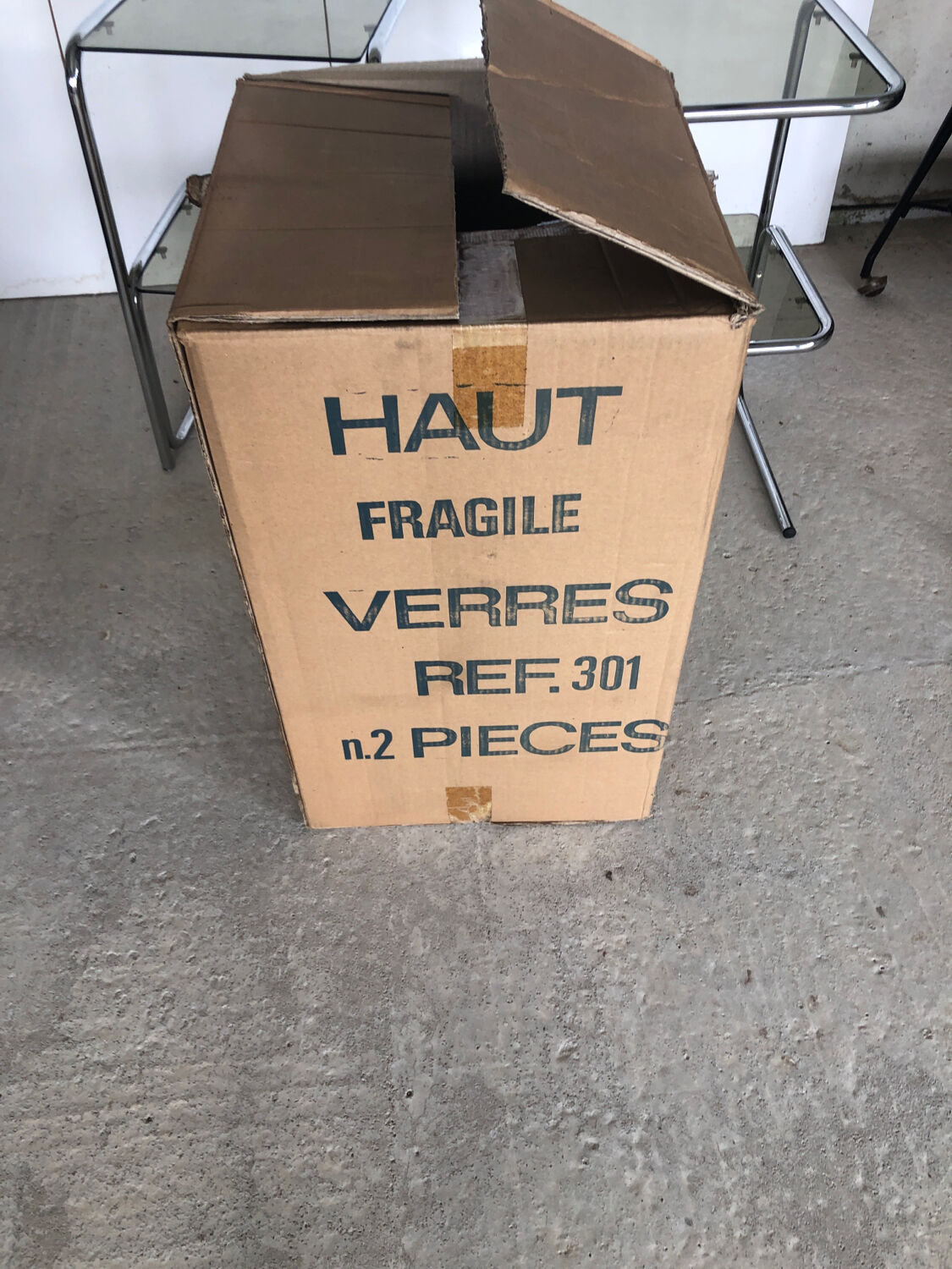 2 tables d’appoint / de chevet en métal chromé plateau en verre fumé Vintage