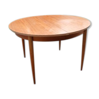 Vintage round table tapered feet