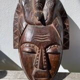 Masque en bois minimaliste oiseau