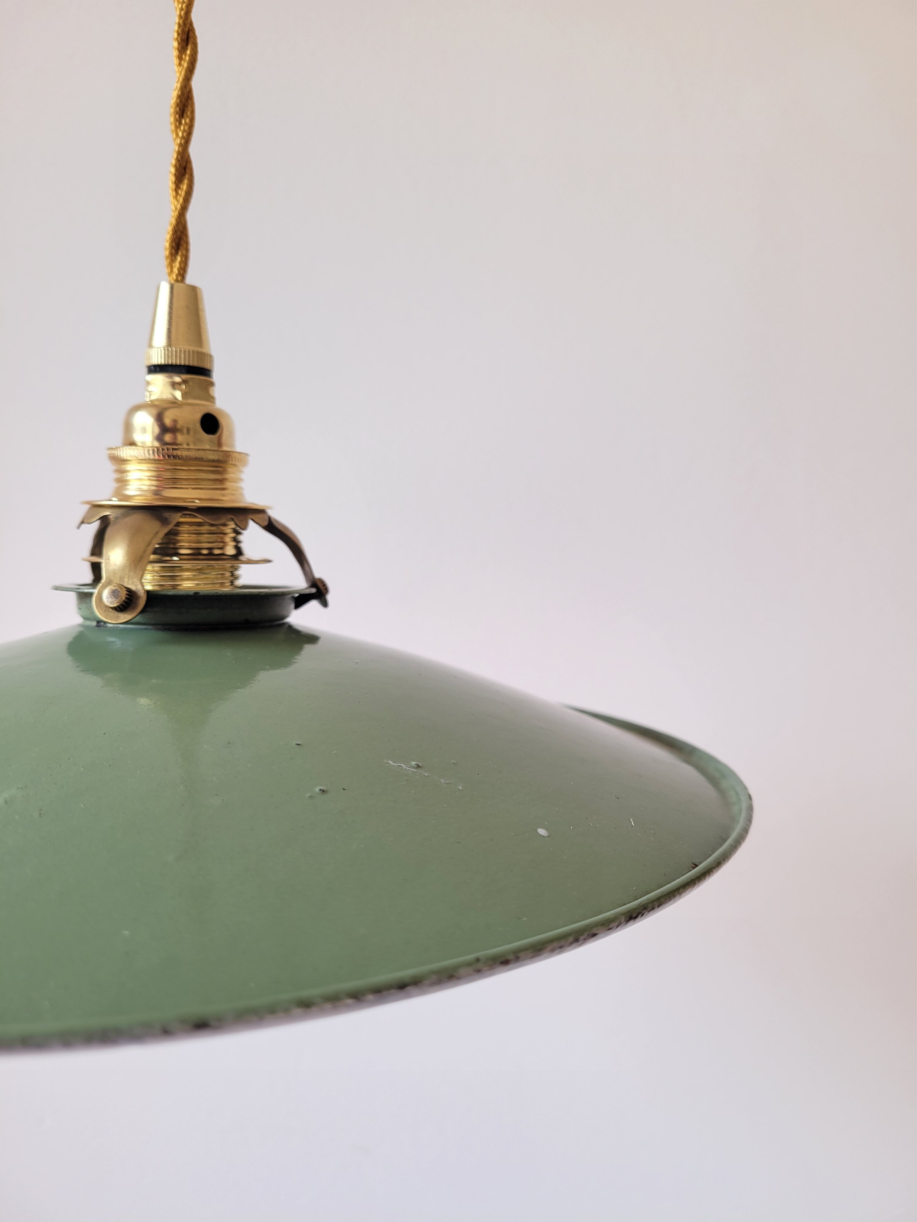 Workshop suspension in enamelled sheet metal