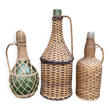 Bouteilles en verre et rotin, osier tressé