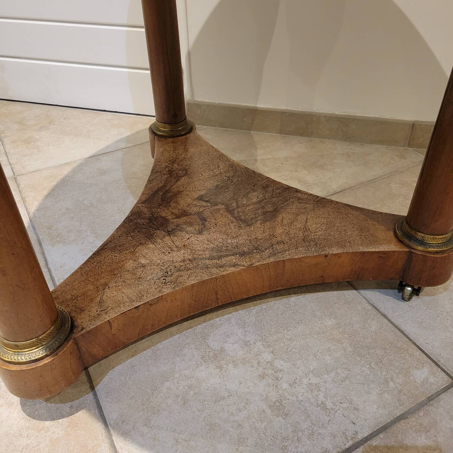 Round table / pedestal table in marble top, Empire period