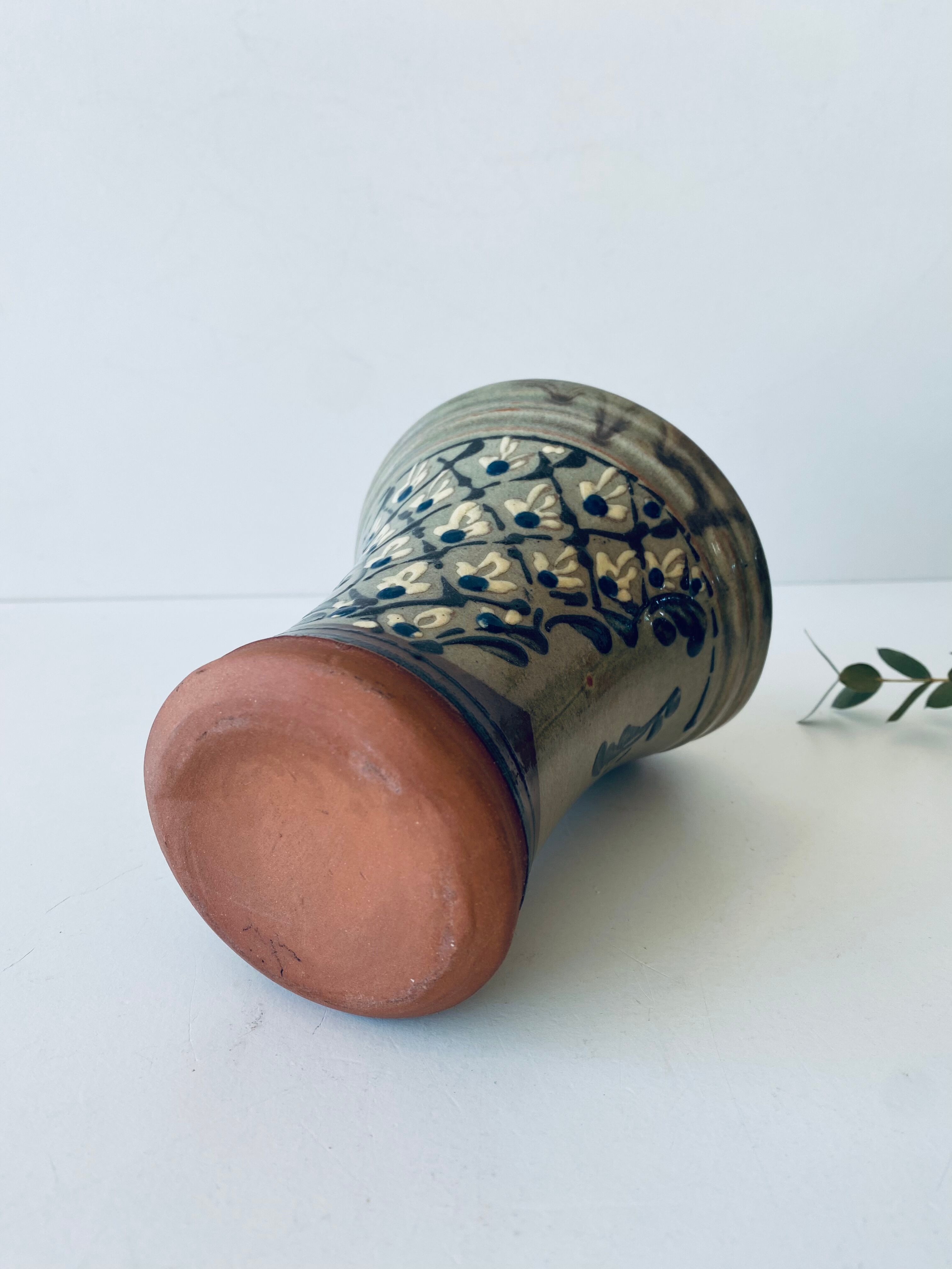 Wall-mounted or laying kitchen pot