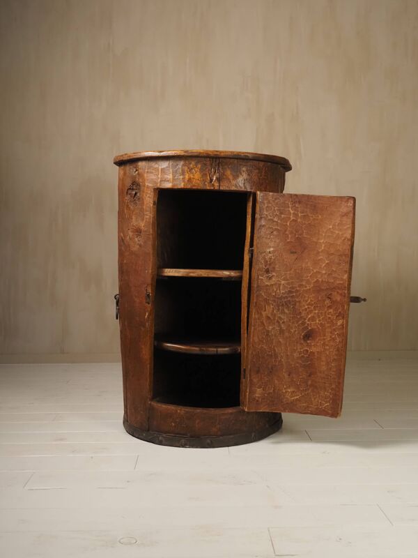 Armoire d'art populaire primitif réalisée à partir d'un vieux tronc d'arbre.