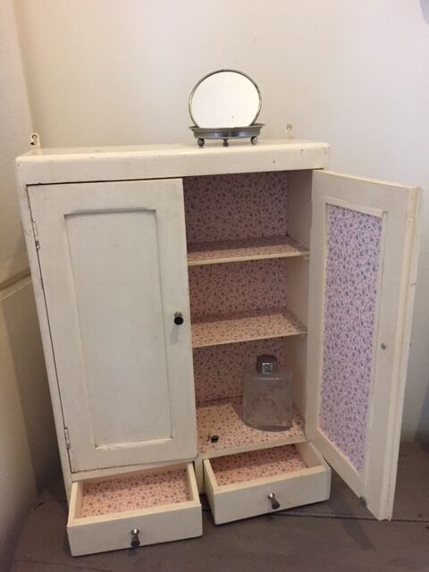 Pharmacy cabinet of the 1960s