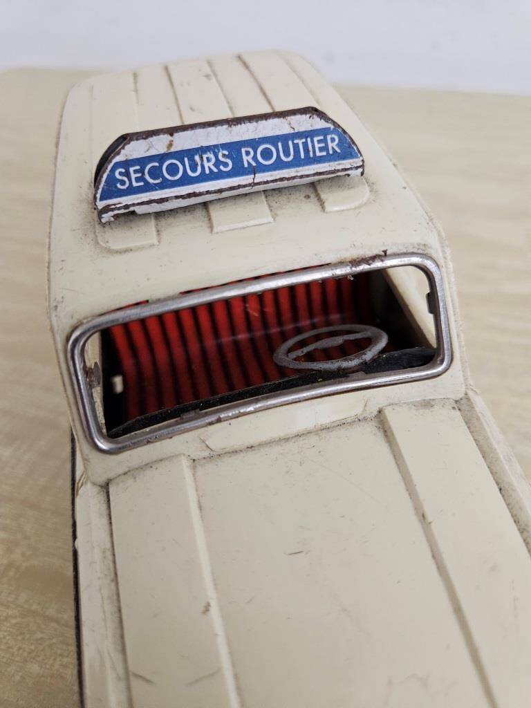 La Renault 4 E-Tech transformée en véhicule de secours