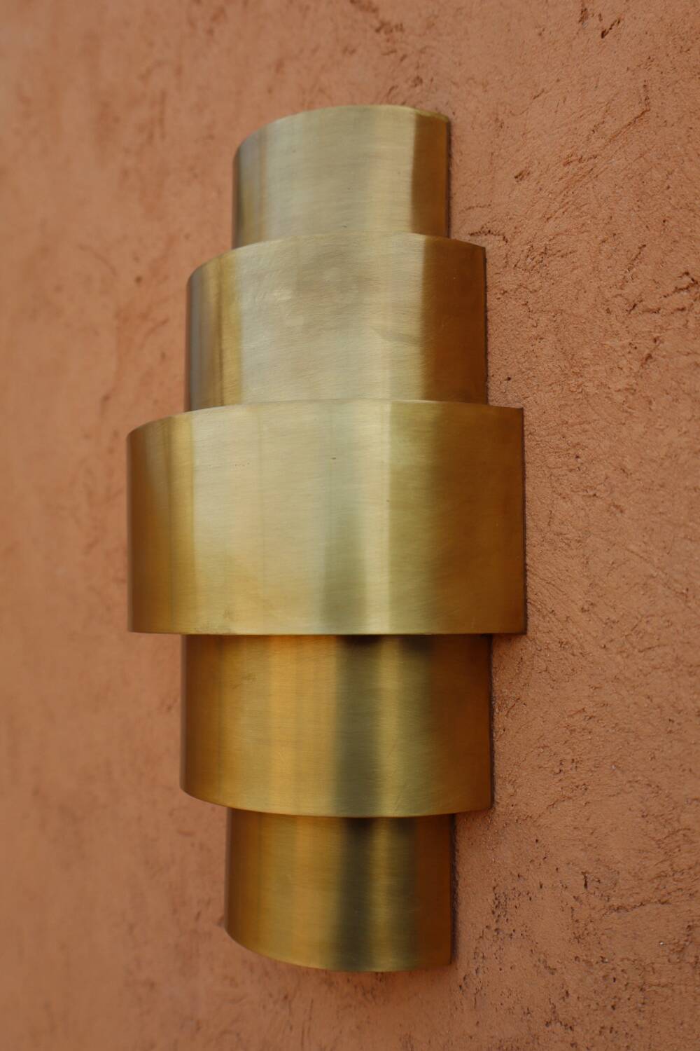 Round Art Deco wall light in brass.