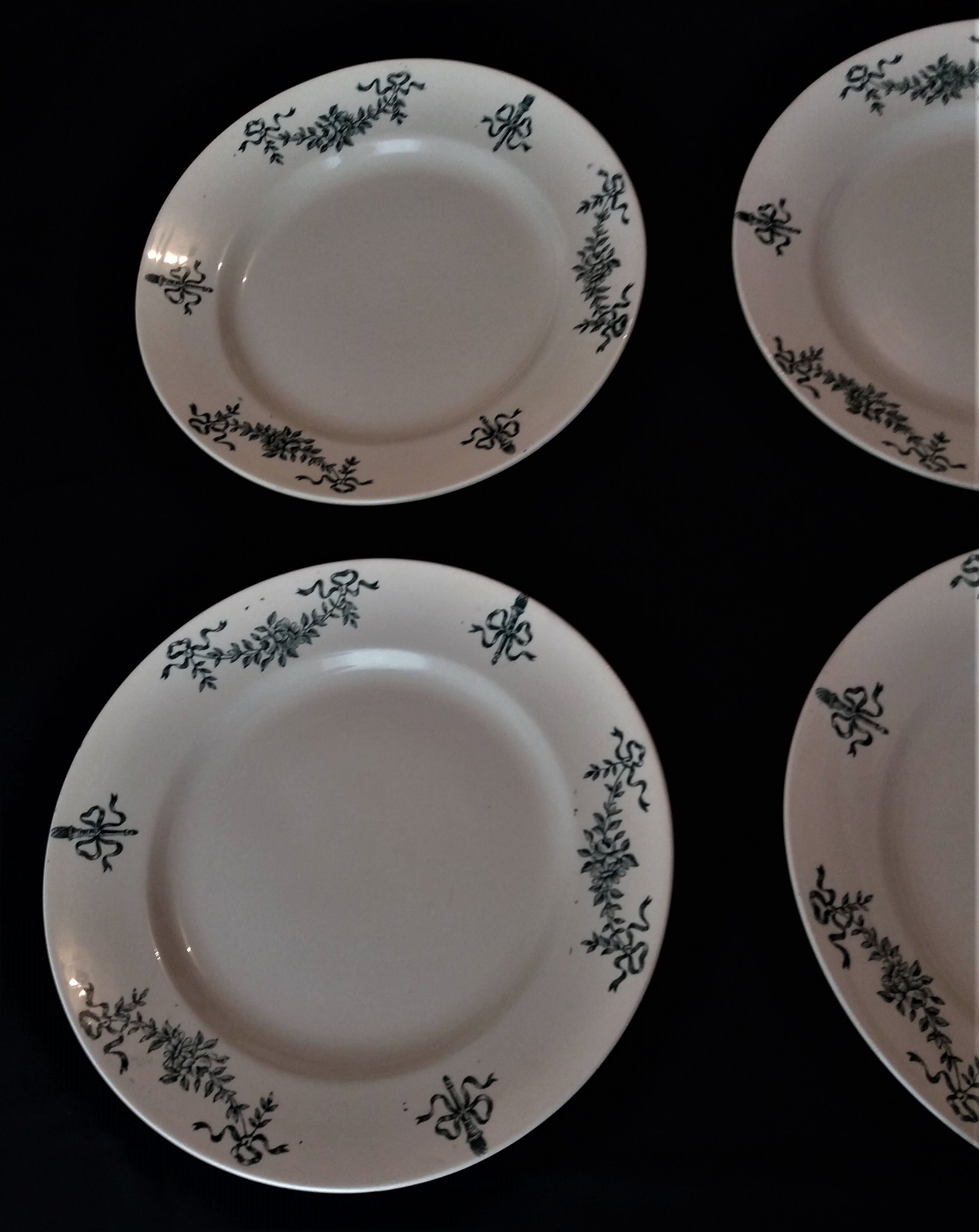 Série de six assiettes plates en faïence de Longchamp modèle Sapho