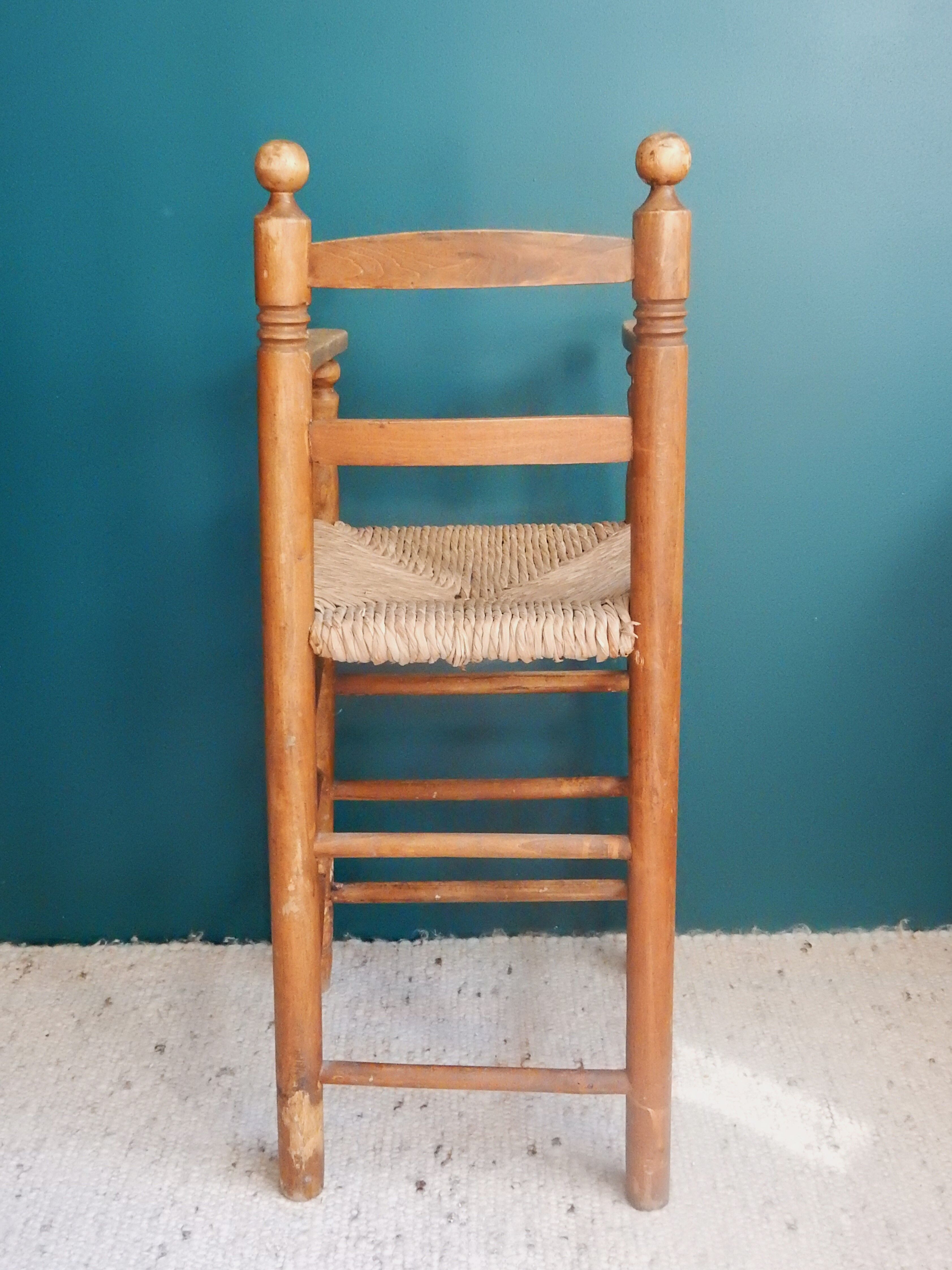 Children's high chair made of wood and straw