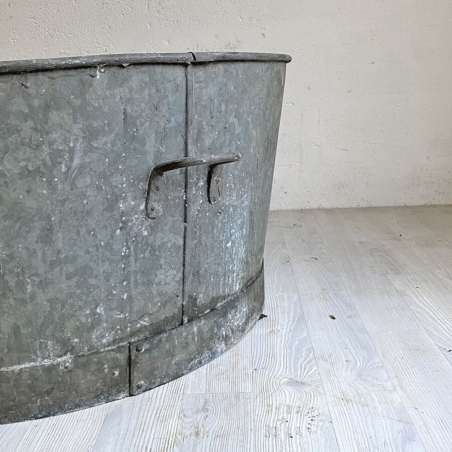 Basin in vintage zinc