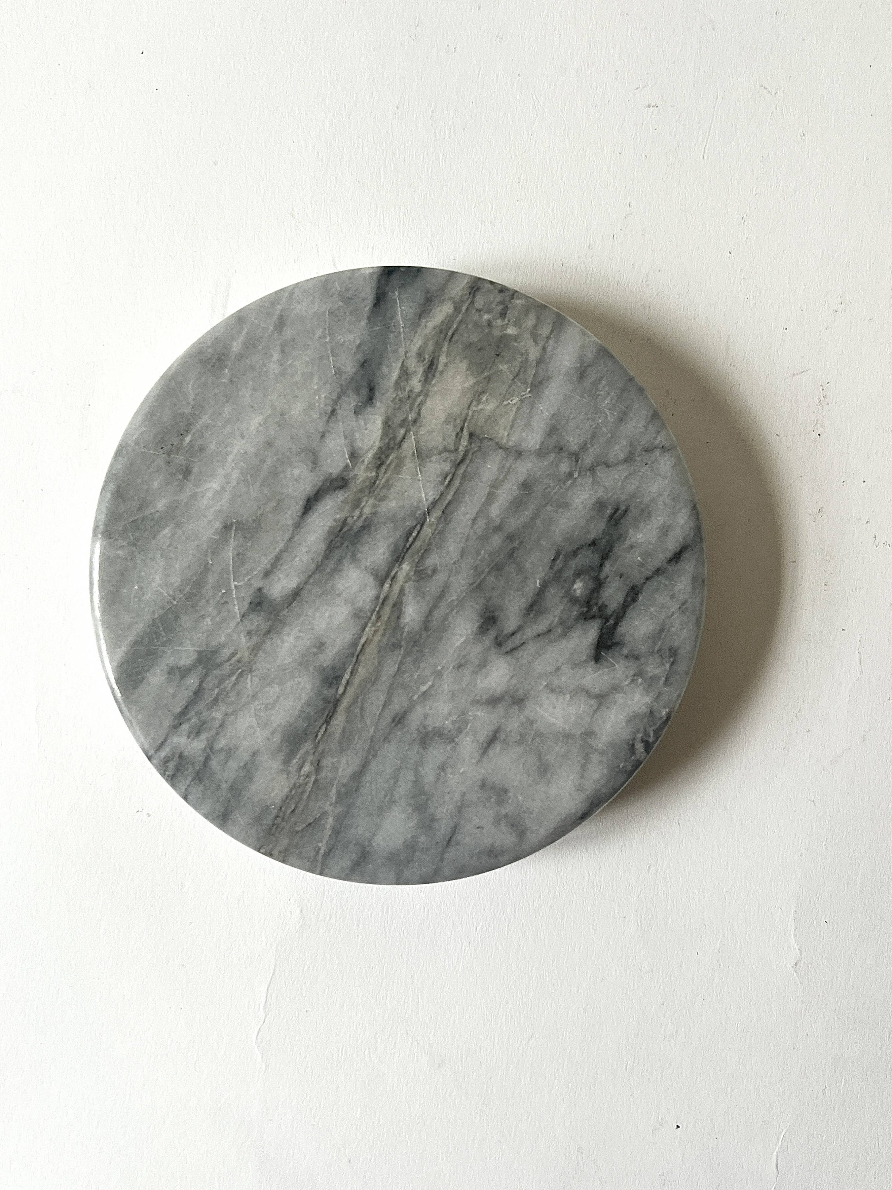 Italian ashtray in veined grey marble, 1970s design.