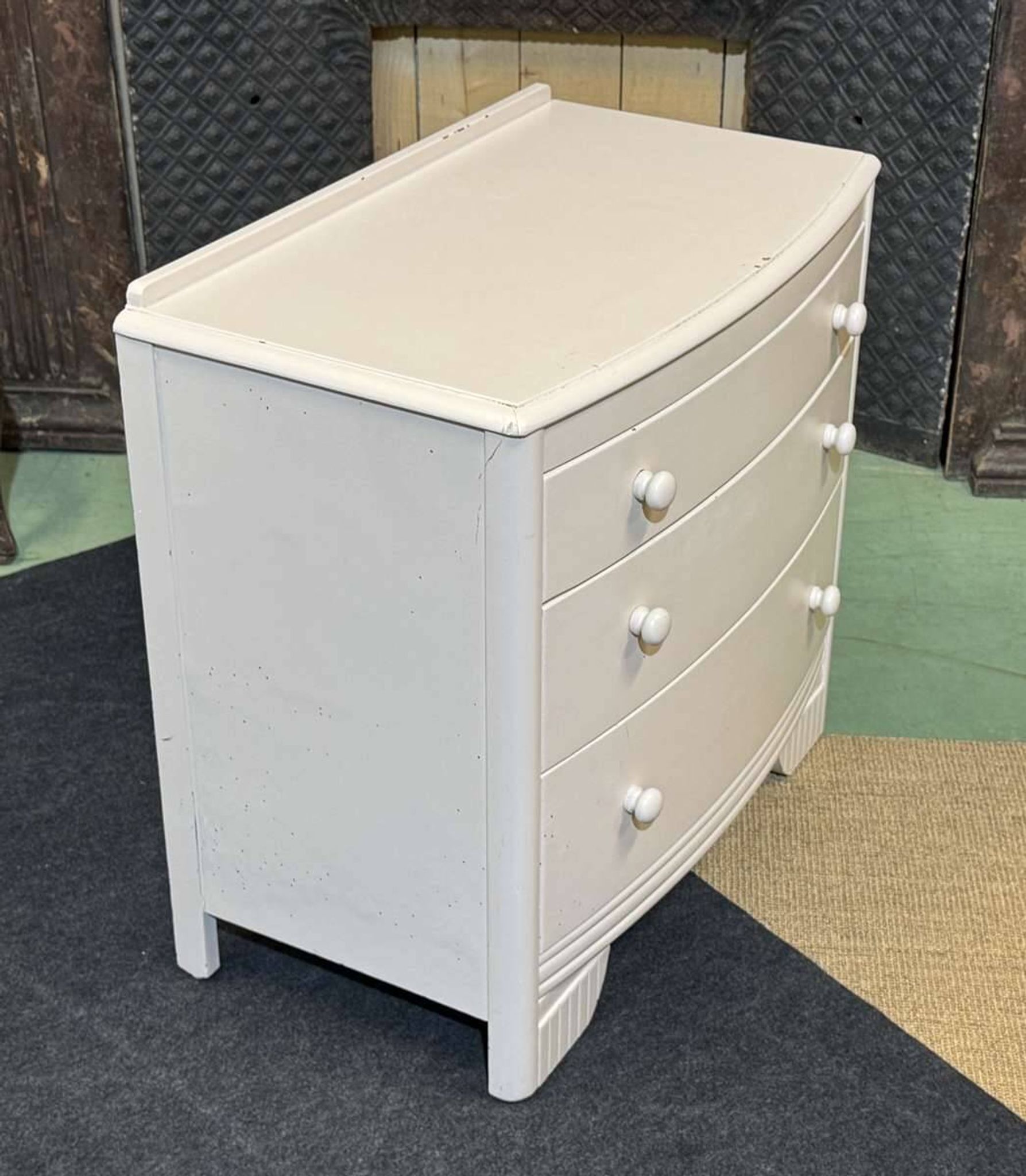 Small English chest of drawers from the 1960s in oak.