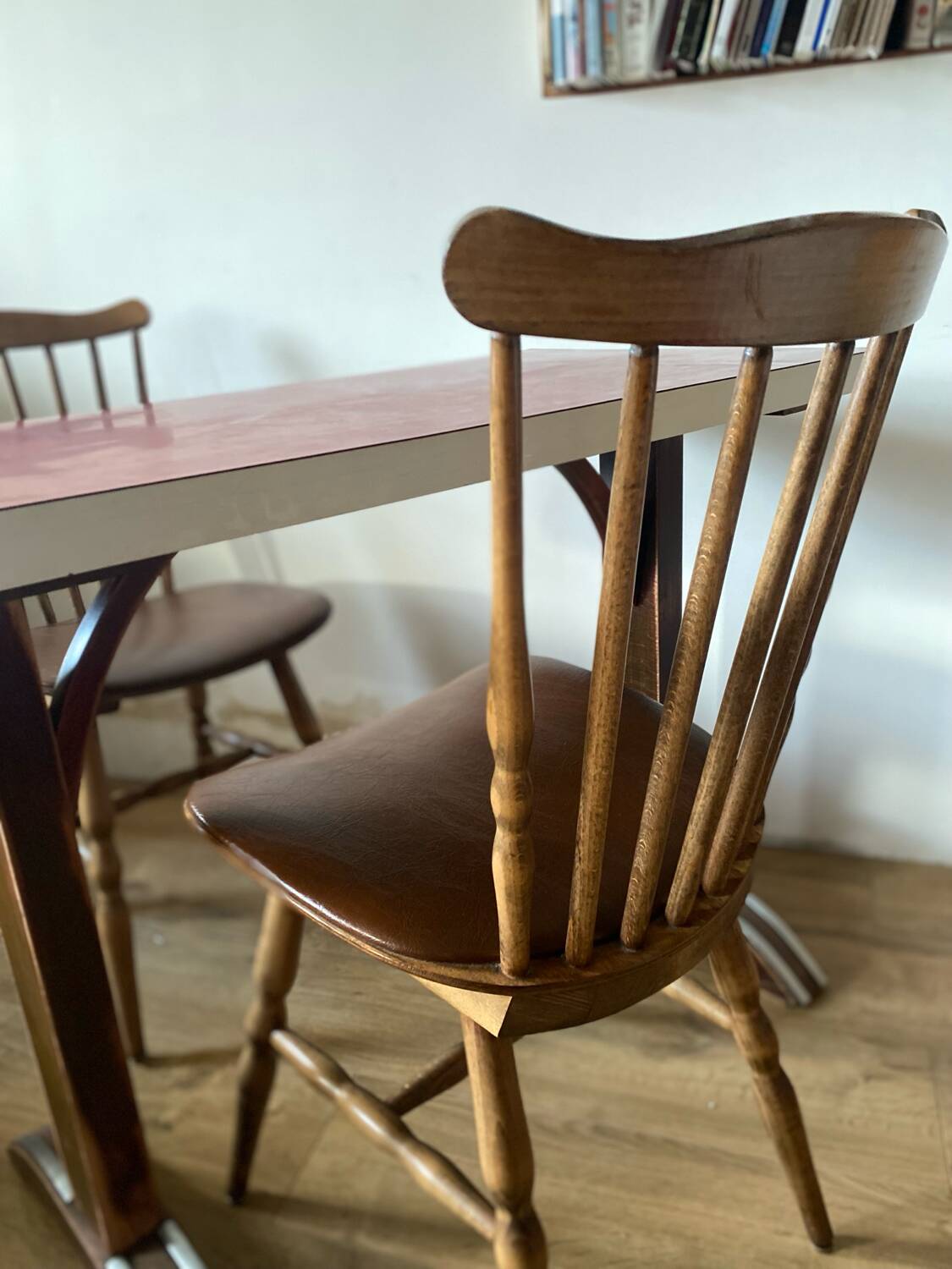 Table bistrot Formica et chaises Baumann
