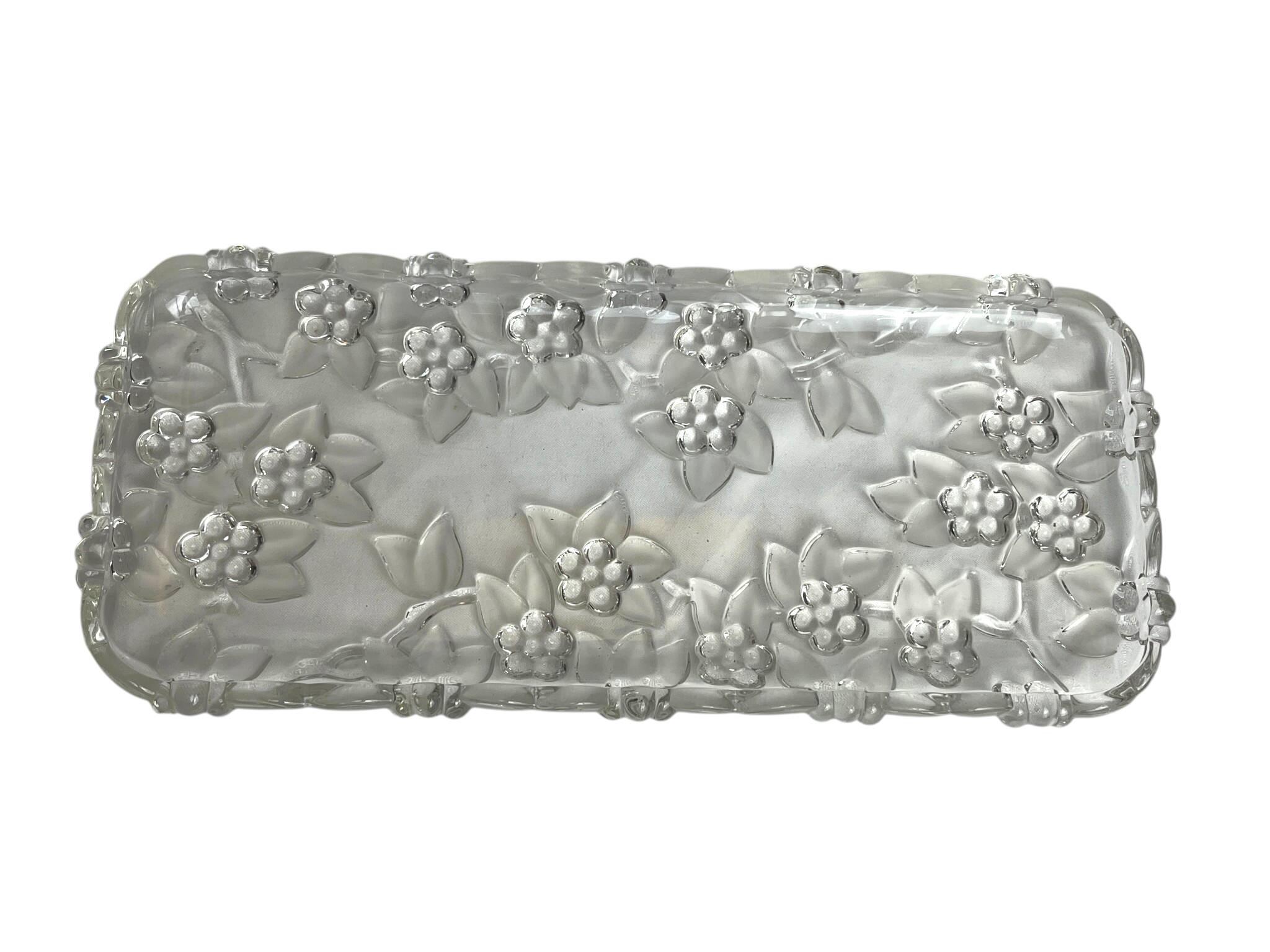 Tableware, glass cake dish decorated with flowers from the 20th century.