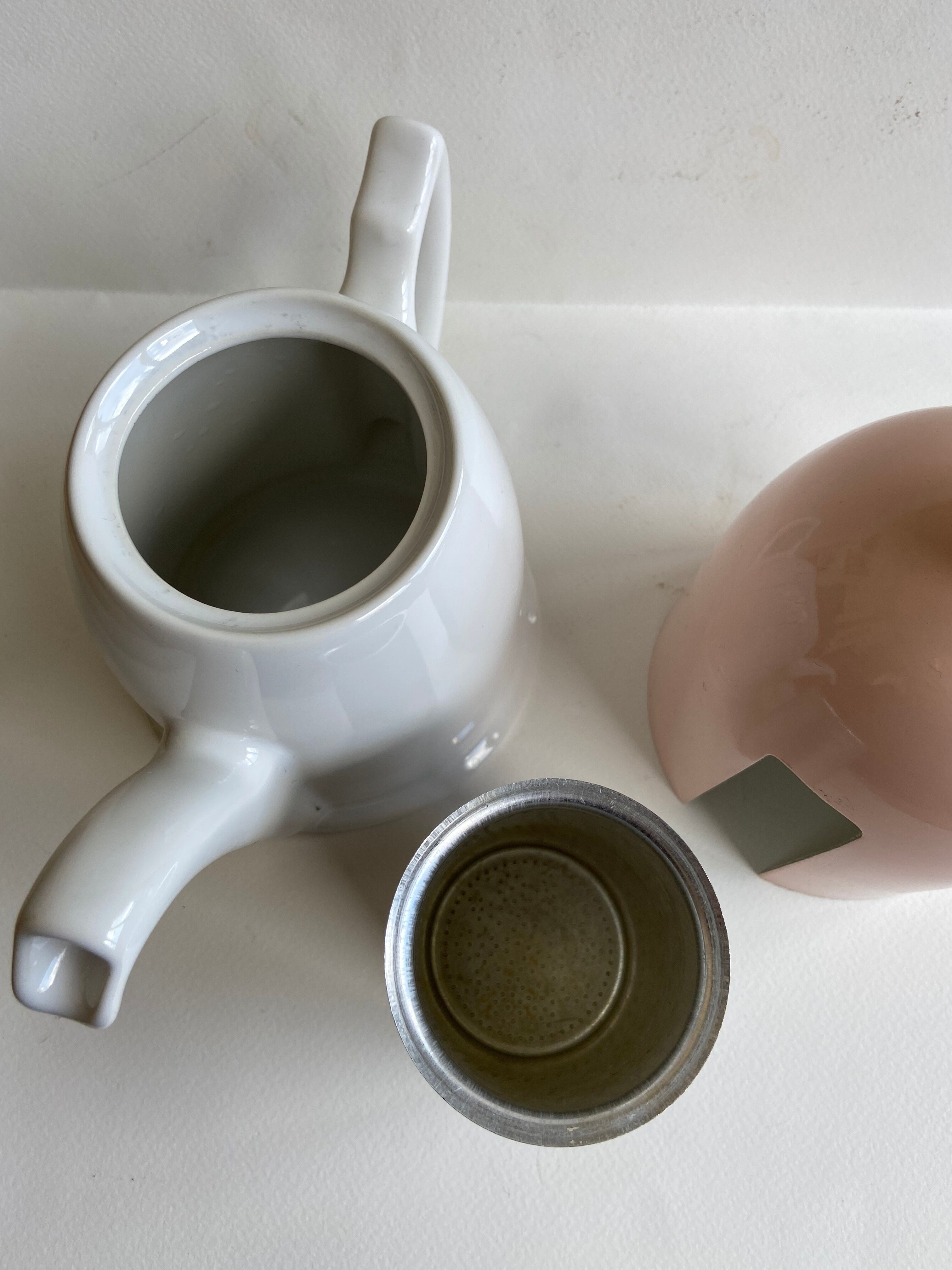 White teapot and powder pink