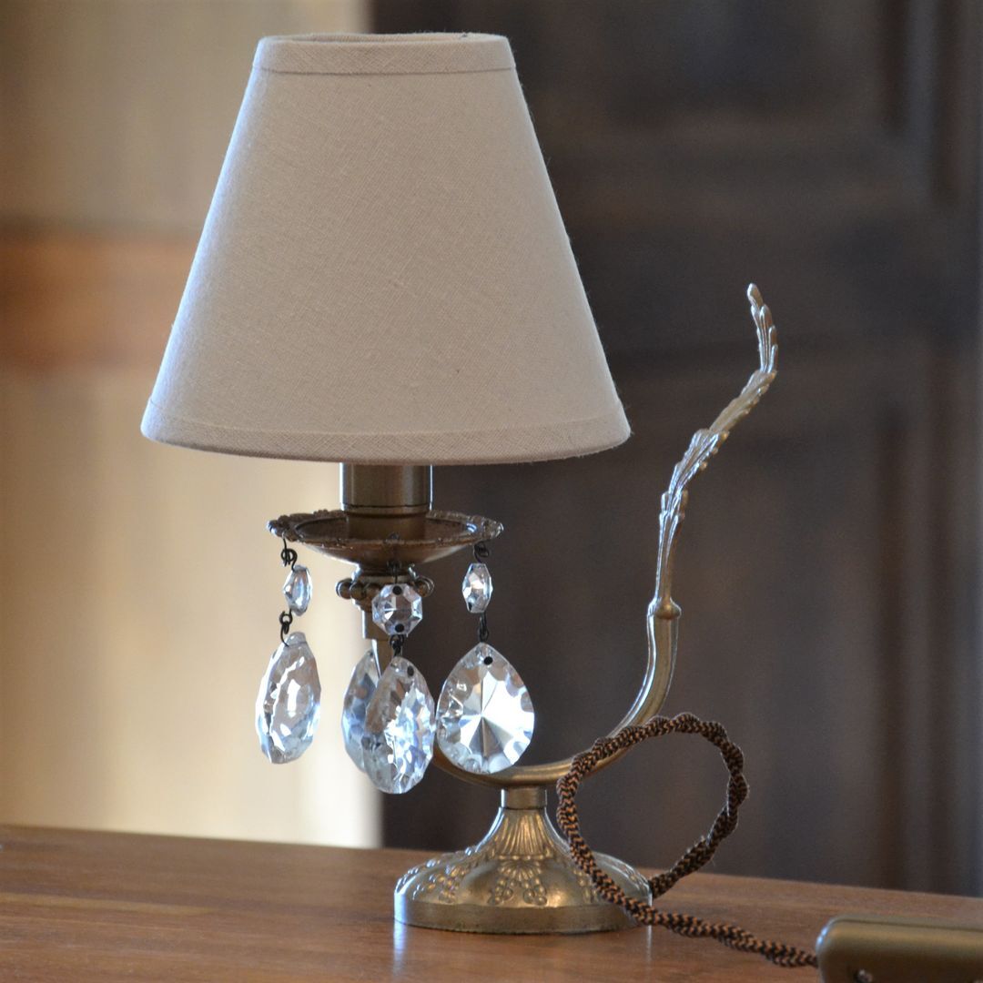 Golden table lamp with crystal tassels