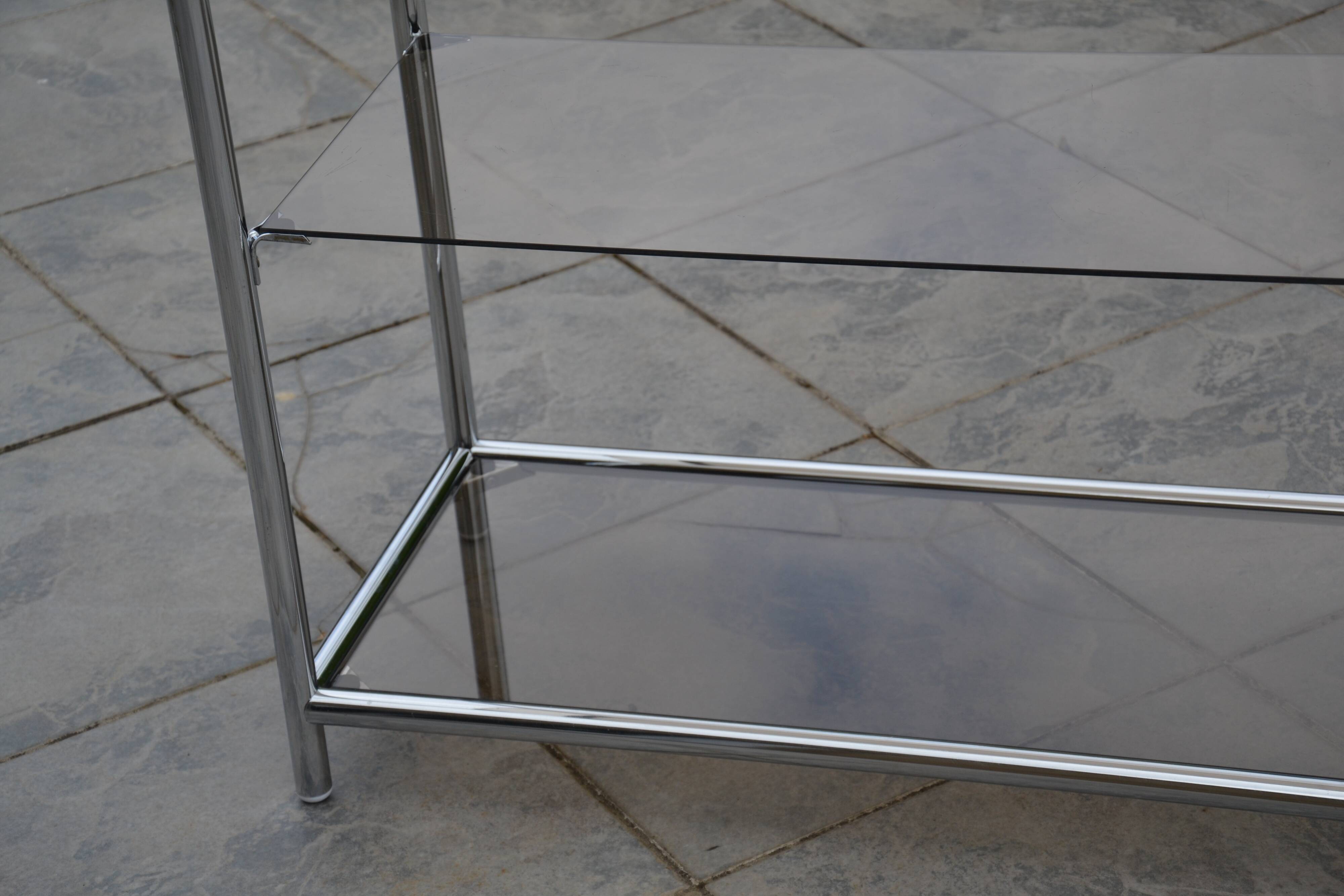 Console/étagère sur pied en acier chromé et verre fumé