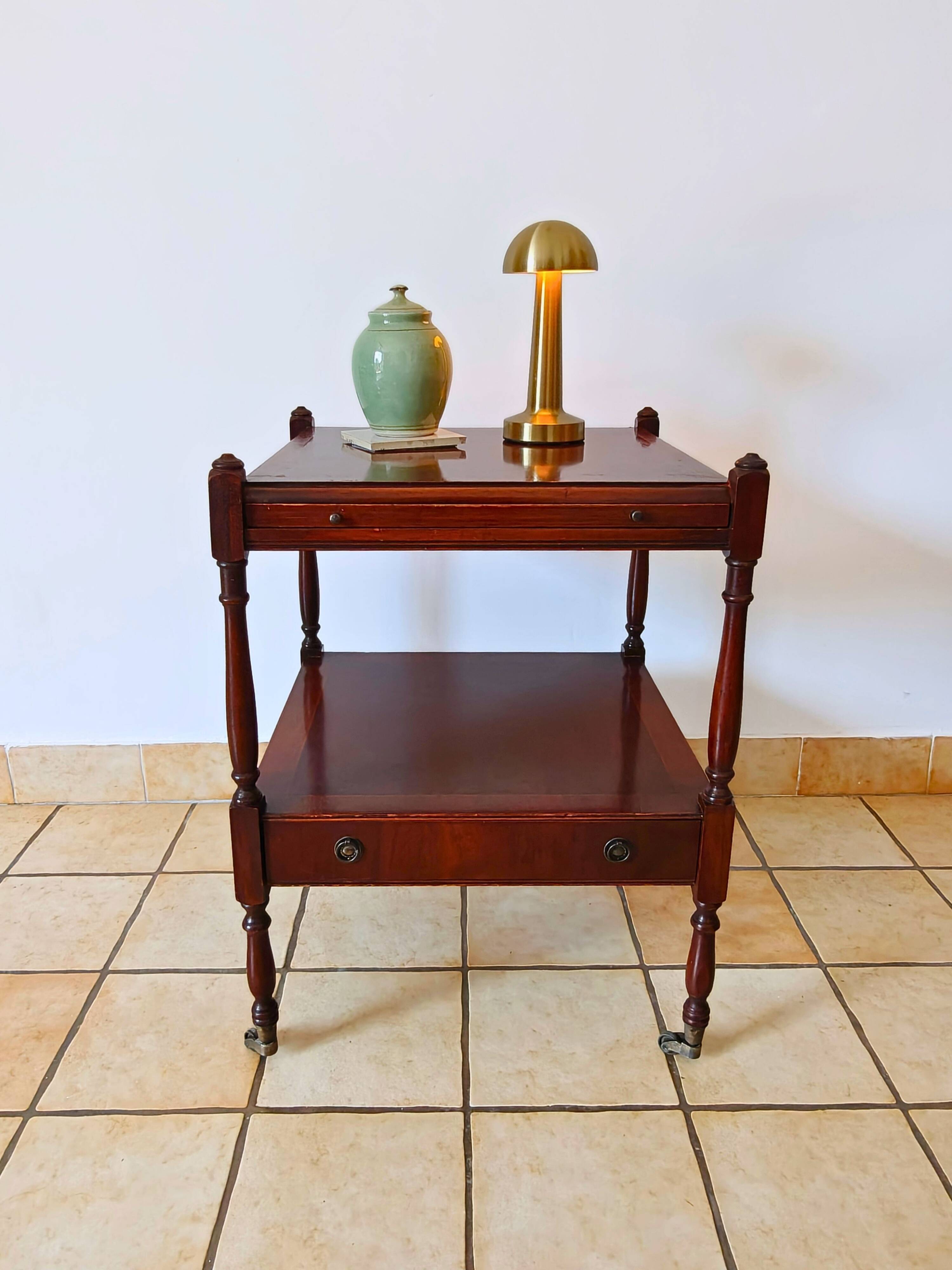 Table d'appoint en if par Bradley England