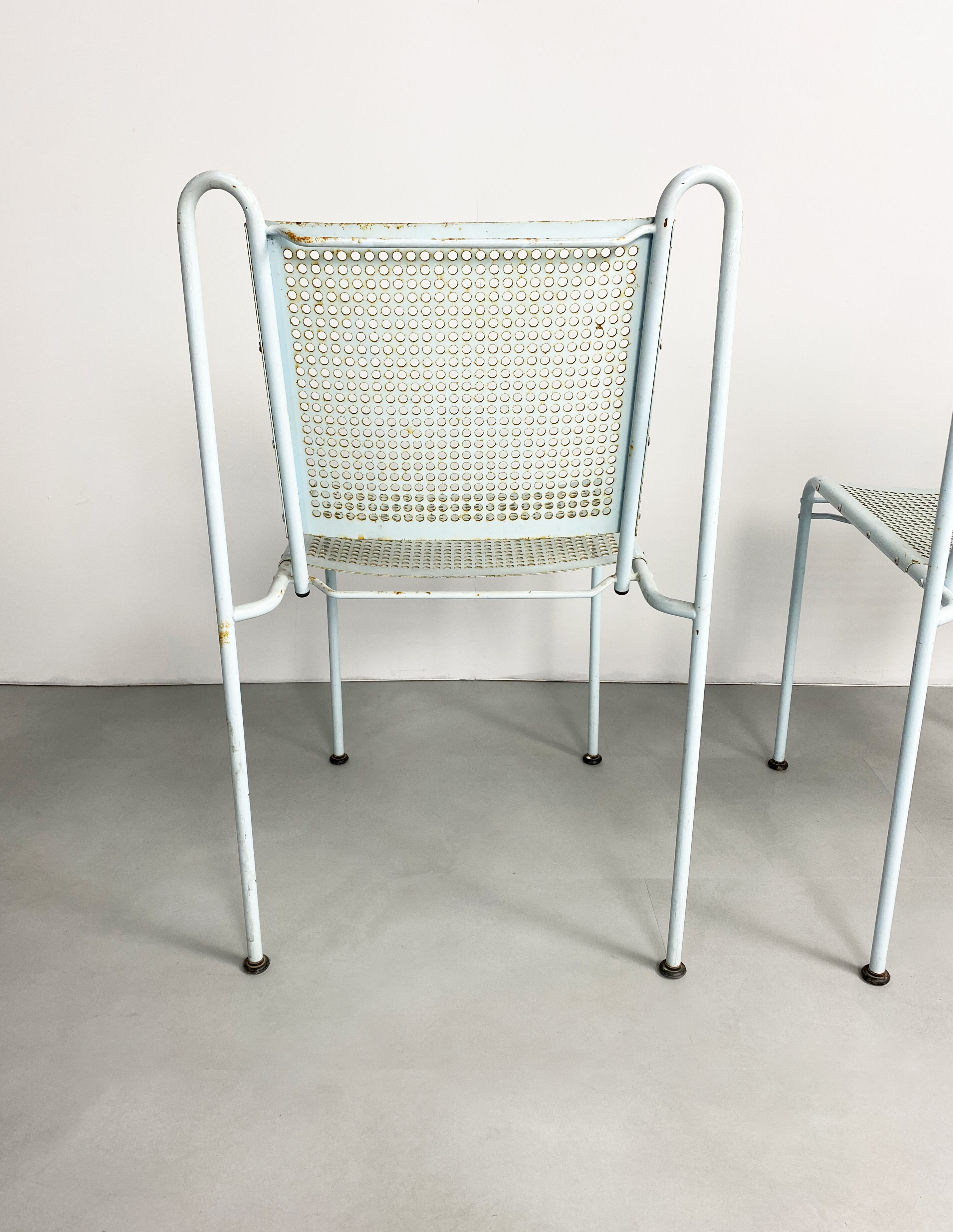 Paire de chaises perforées empilage en acier