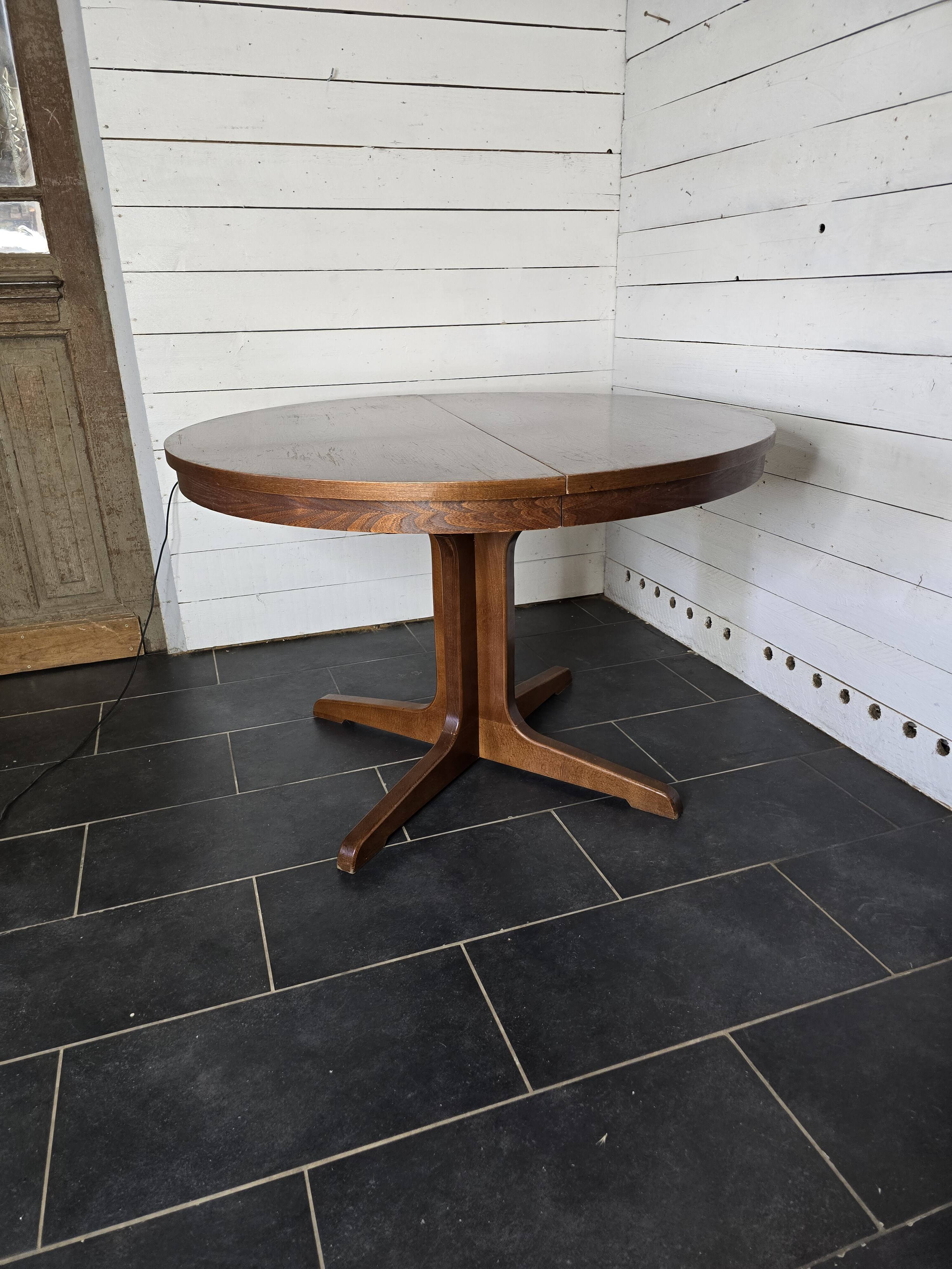 Vintage extendable round table from the 60s