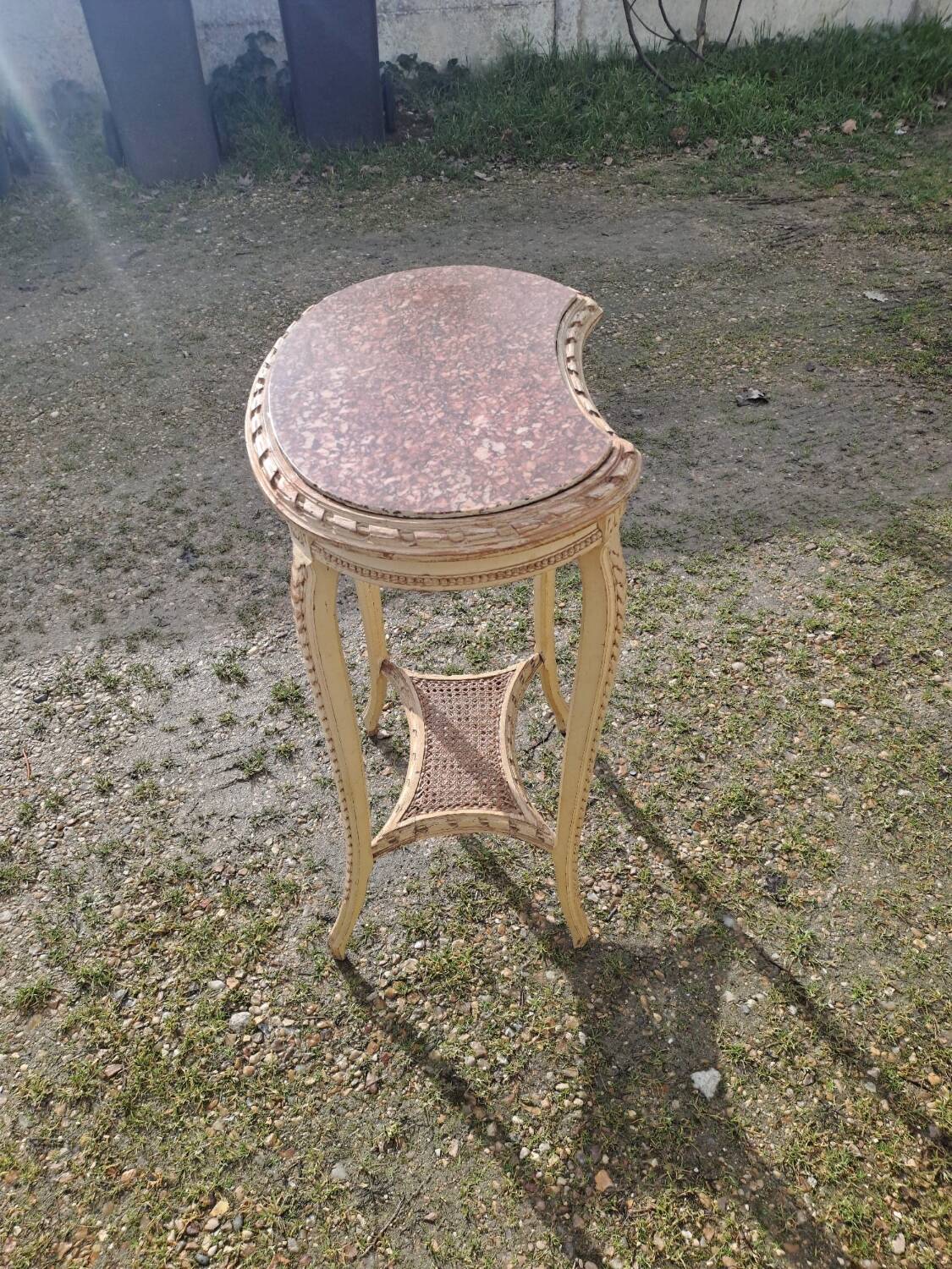 Patinated pedestal table in the transitional style of the 1900s with a marble top. Dimensions