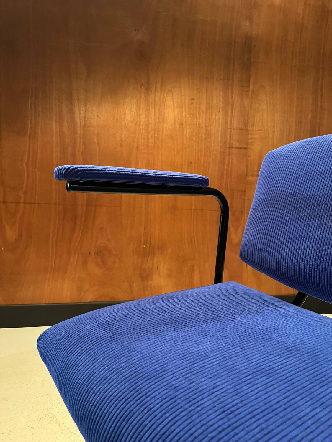 Fauteuil vintage entièrement rénové ,vers 1950