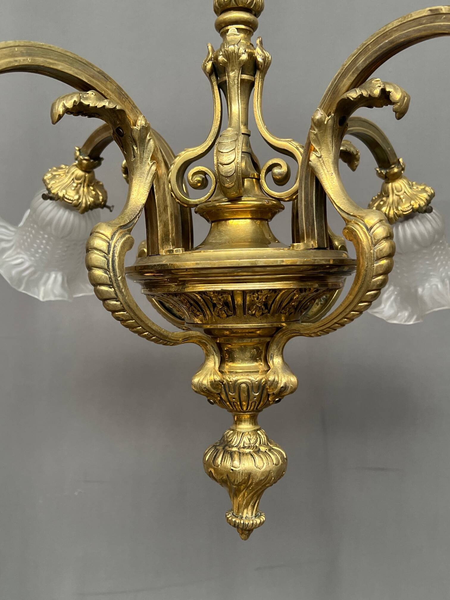 Lustre ancien en bronze massif doré.