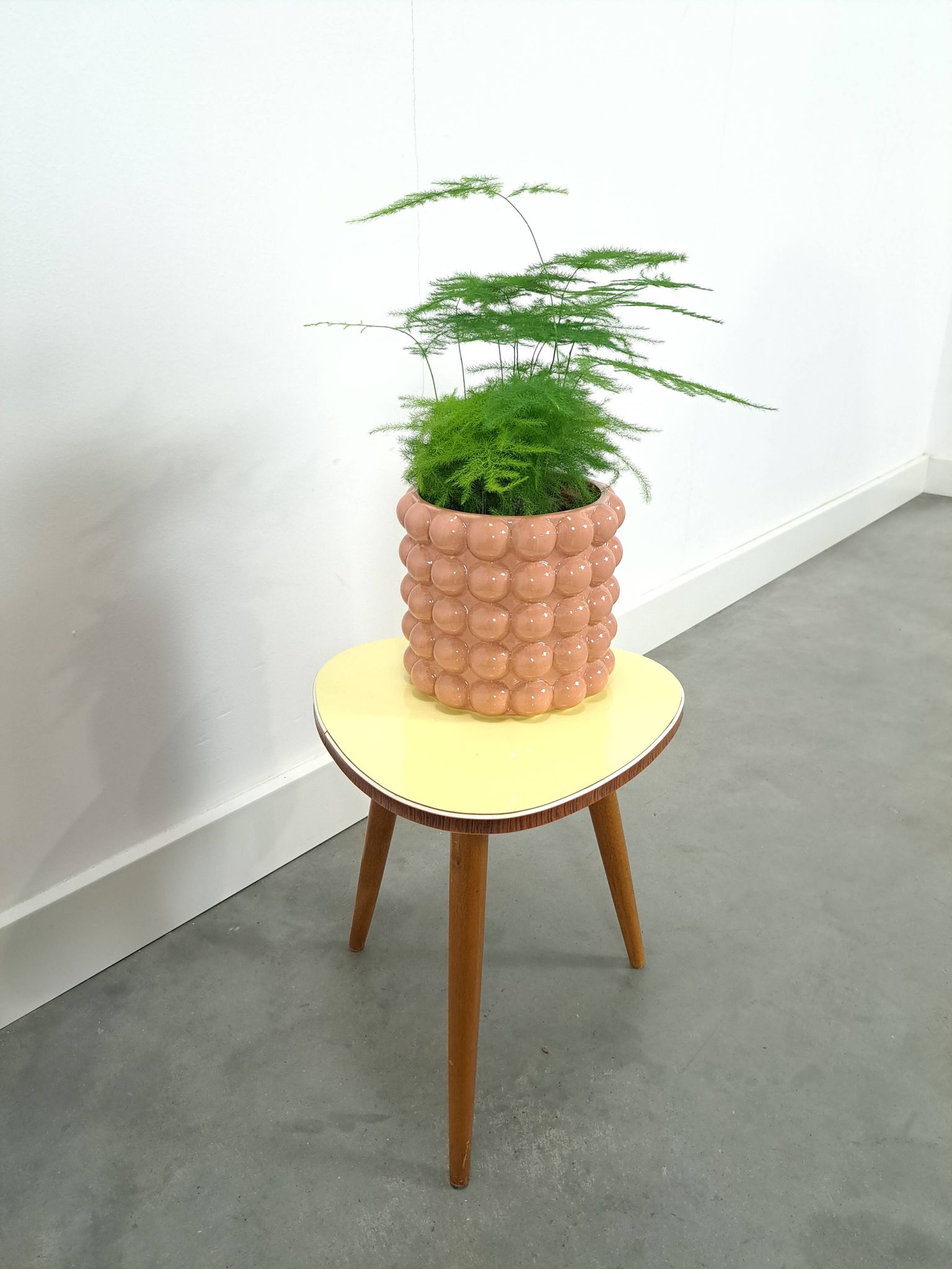Table à plantes jaune avec pieds en bois 1950, table d'appoint