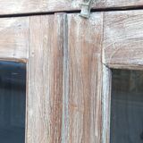Armoire vitrée en bois ancien blanchi