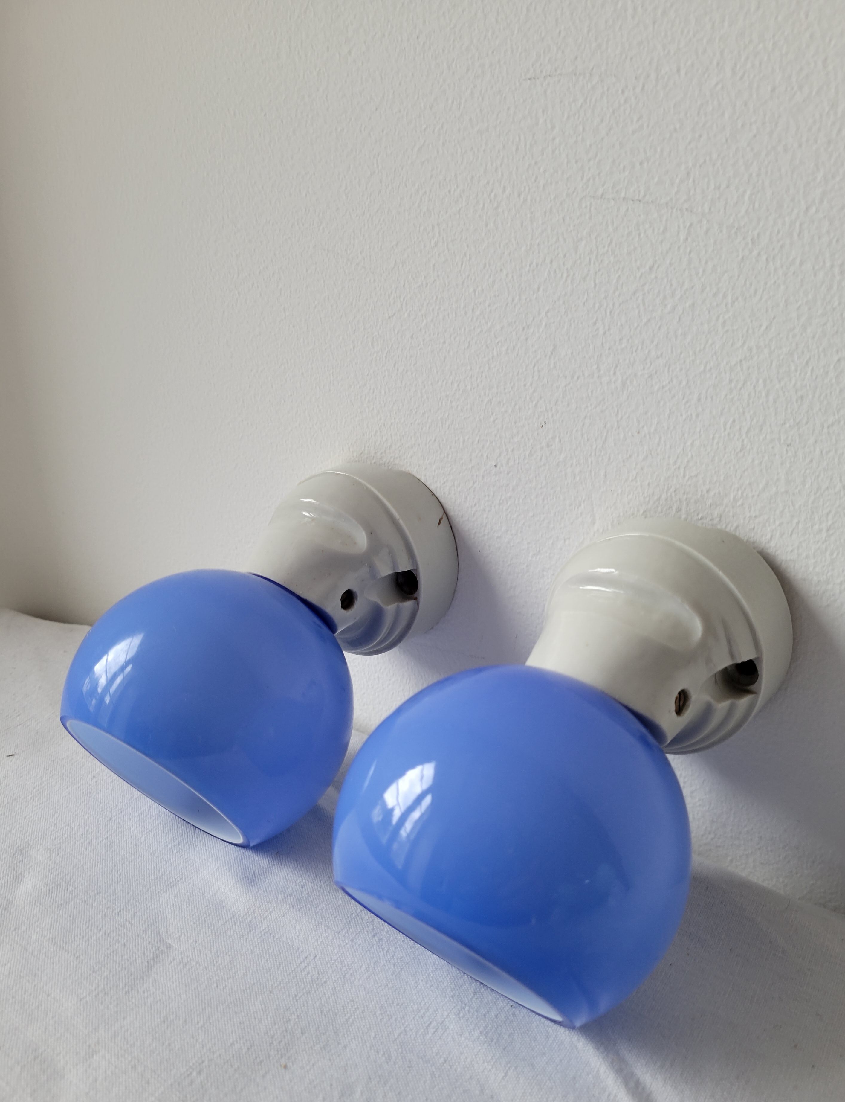 Duo of wall lamps in porcelain and blue opaline