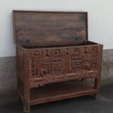 Coffre haut ancien en bois